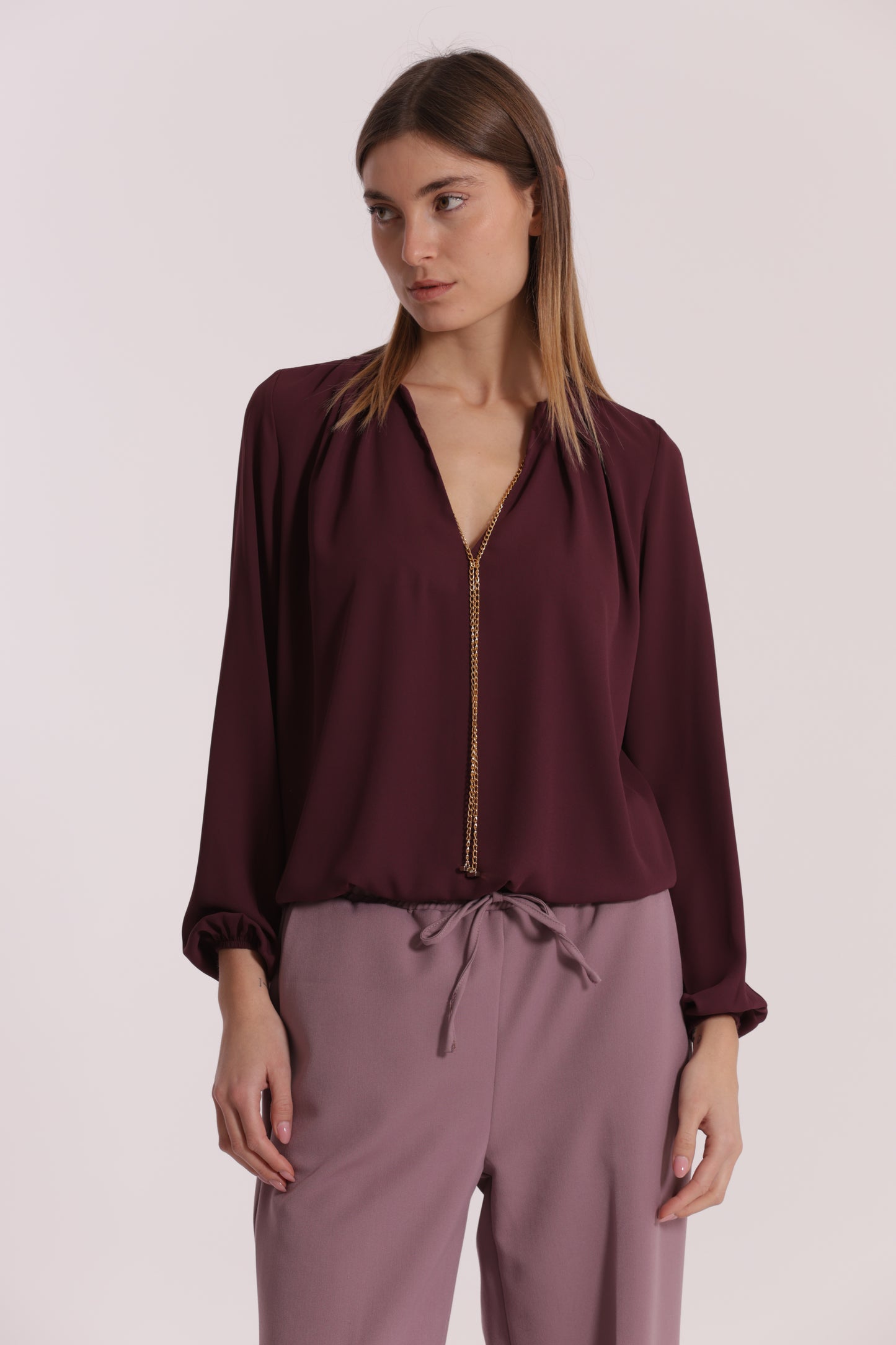 BLUSA CON DETTAGLIO CATENA REMOVIBILE