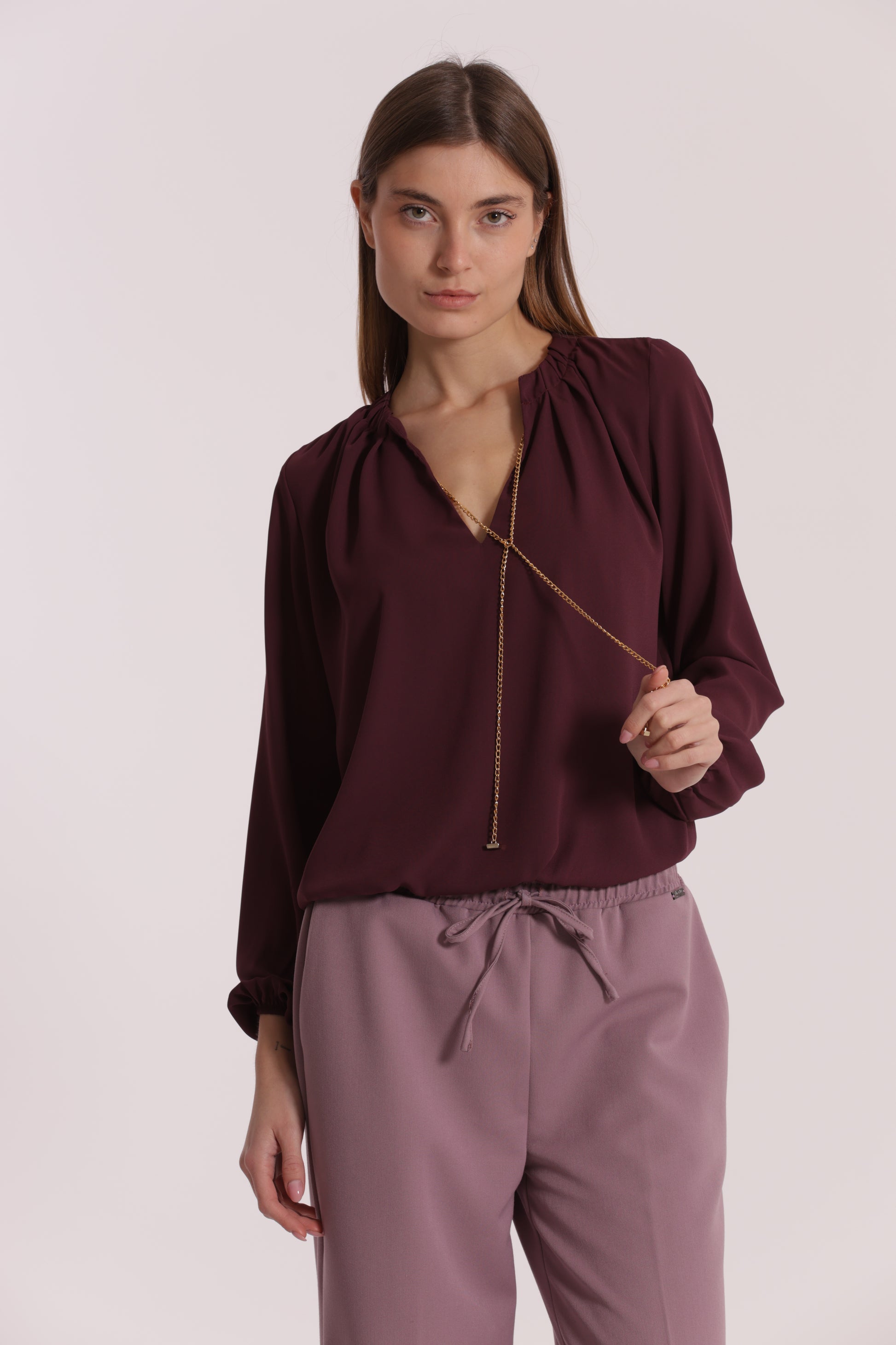 BLUSA CON DETTAGLIO CATENA REMOVIBILE