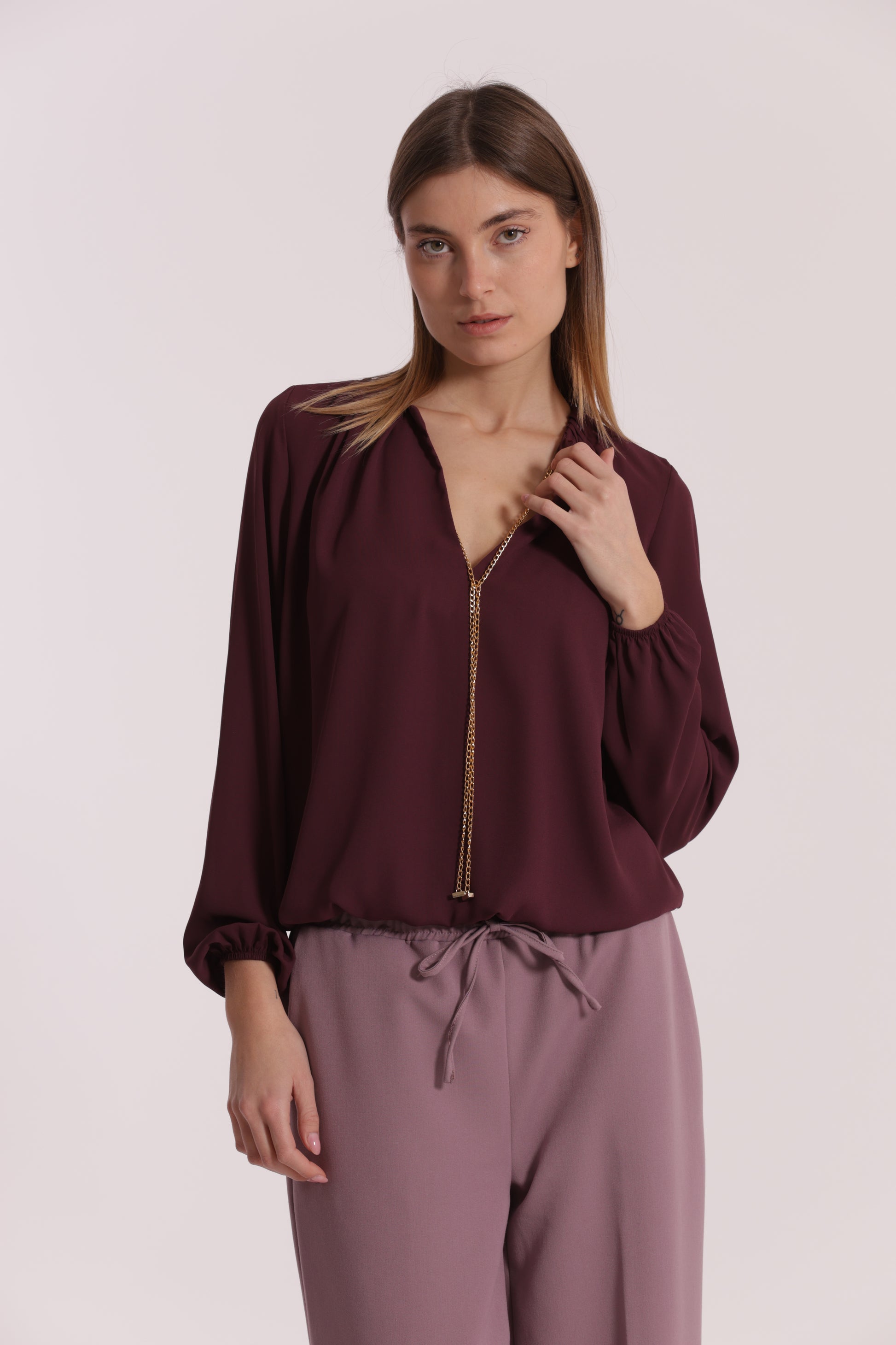 BLUSA CON DETTAGLIO CATENA REMOVIBILE