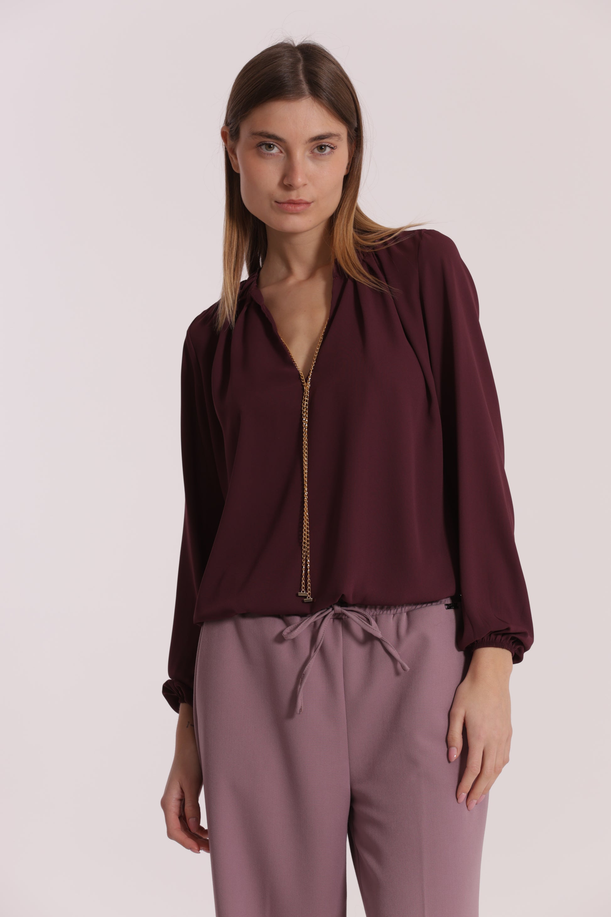BLUSA CON DETTAGLIO CATENA REMOVIBILE