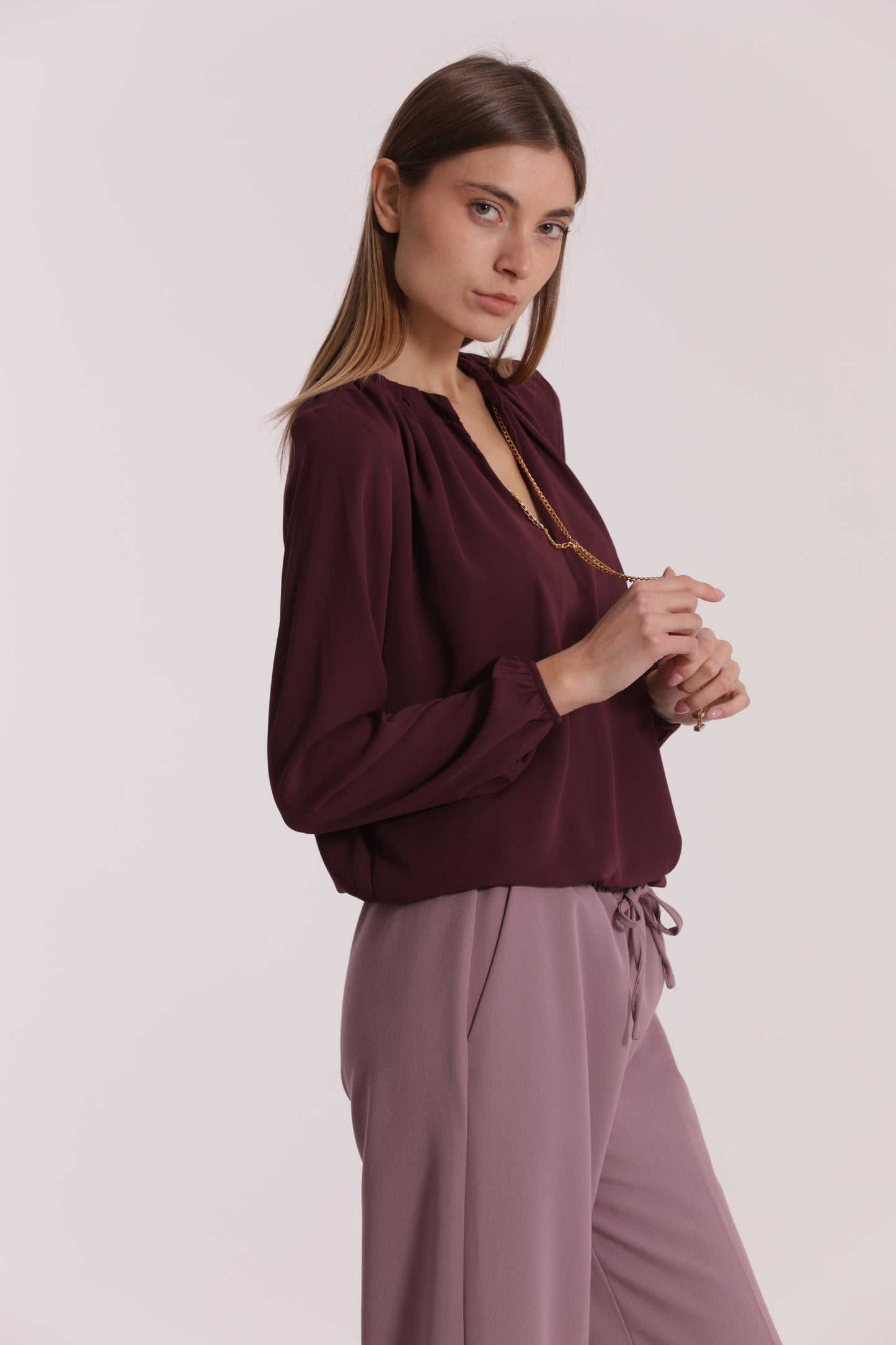 BLUSA CON DETTAGLIO CATENA REMOVIBILE