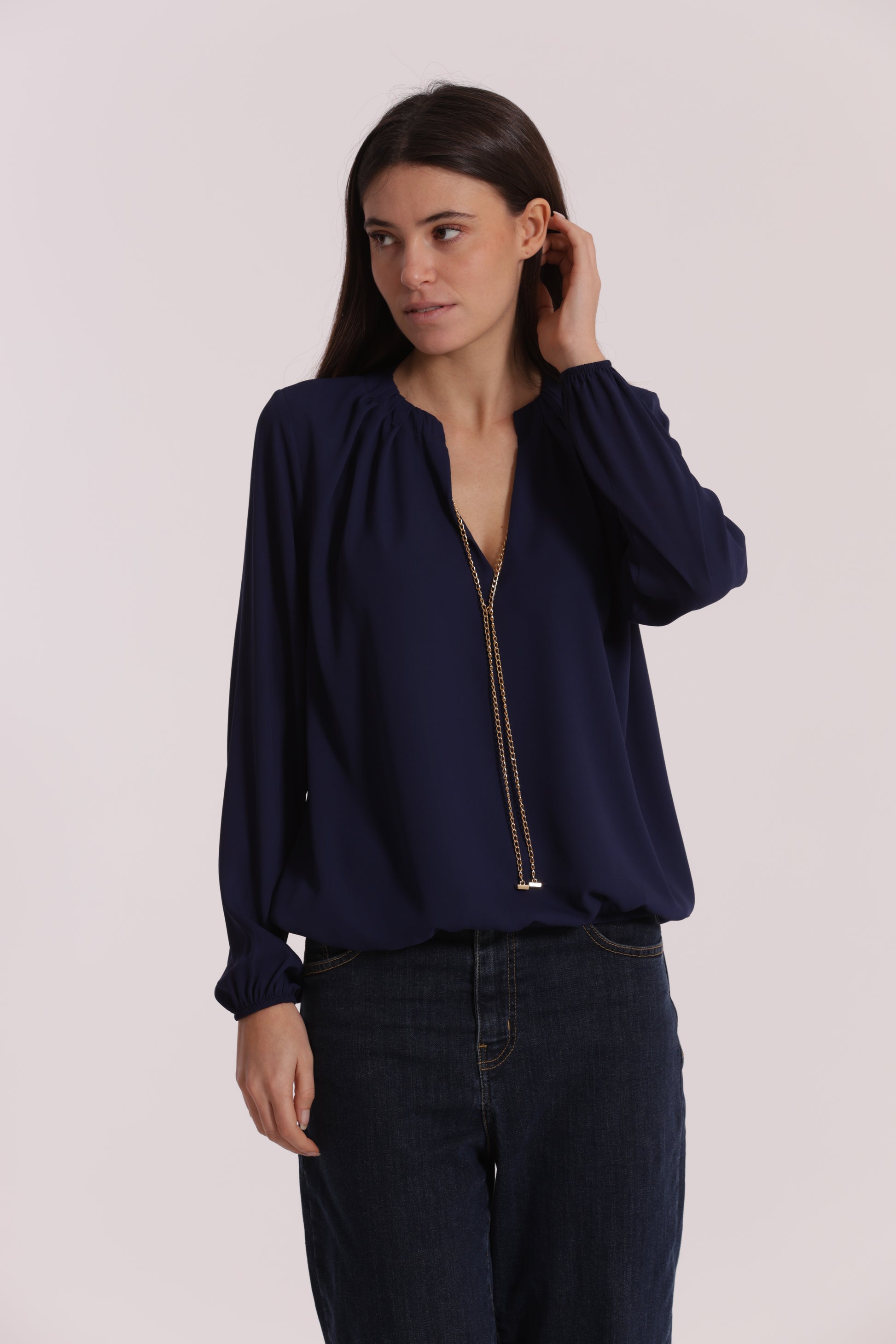 BLUSA CON DETTAGLIO CATENA REMOVIBILE