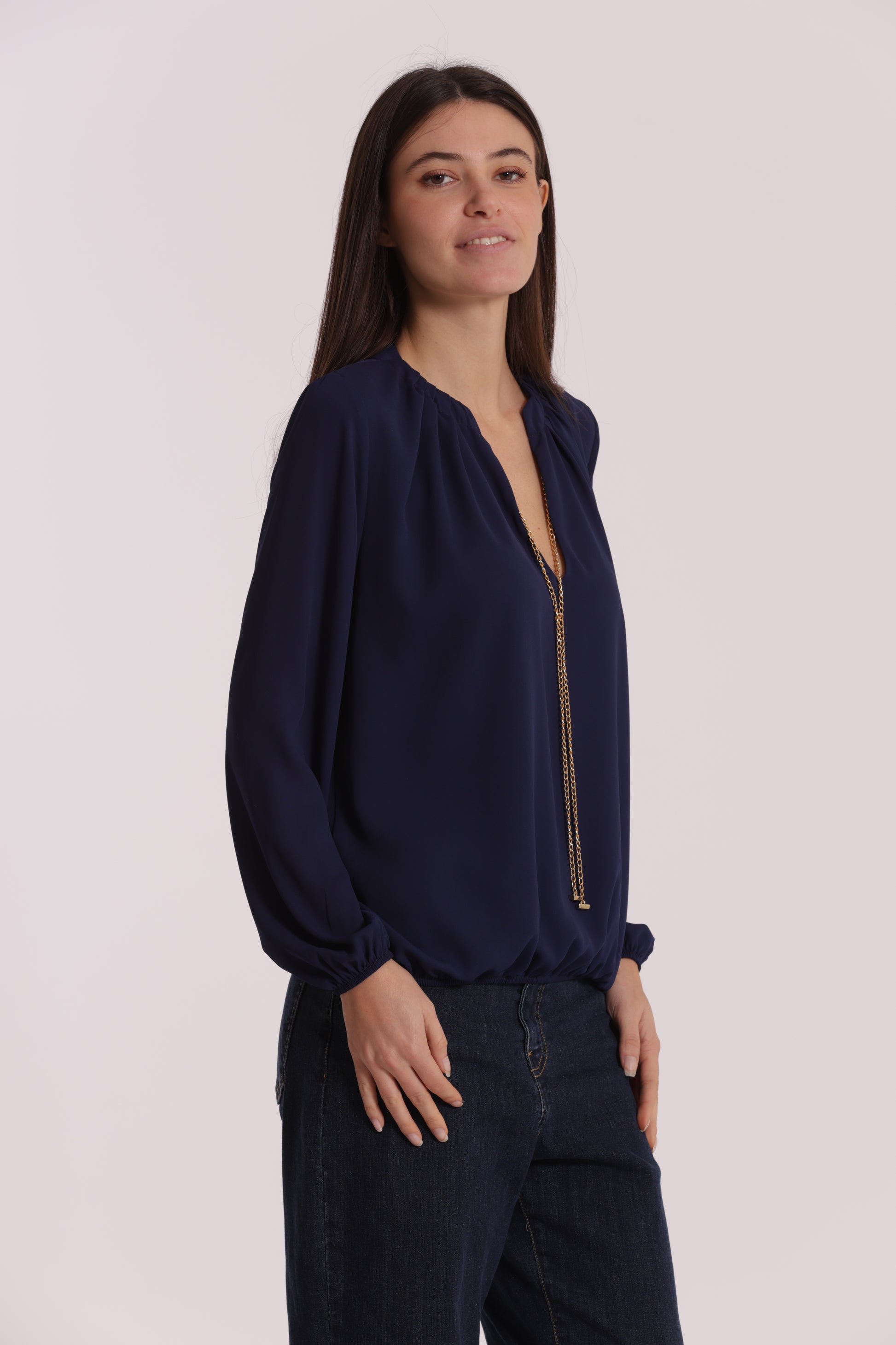 BLUSA CON DETTAGLIO CATENA REMOVIBILE
