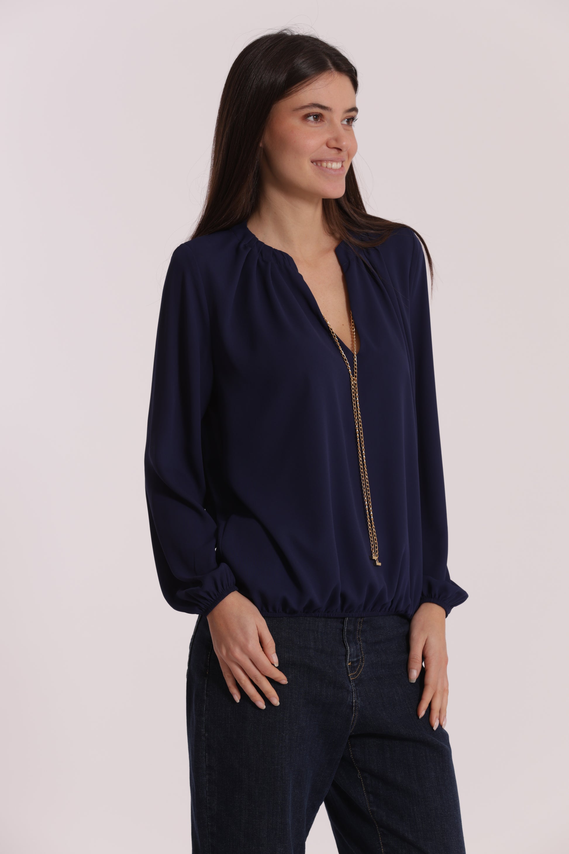 BLUSA CON DETTAGLIO CATENA REMOVIBILE