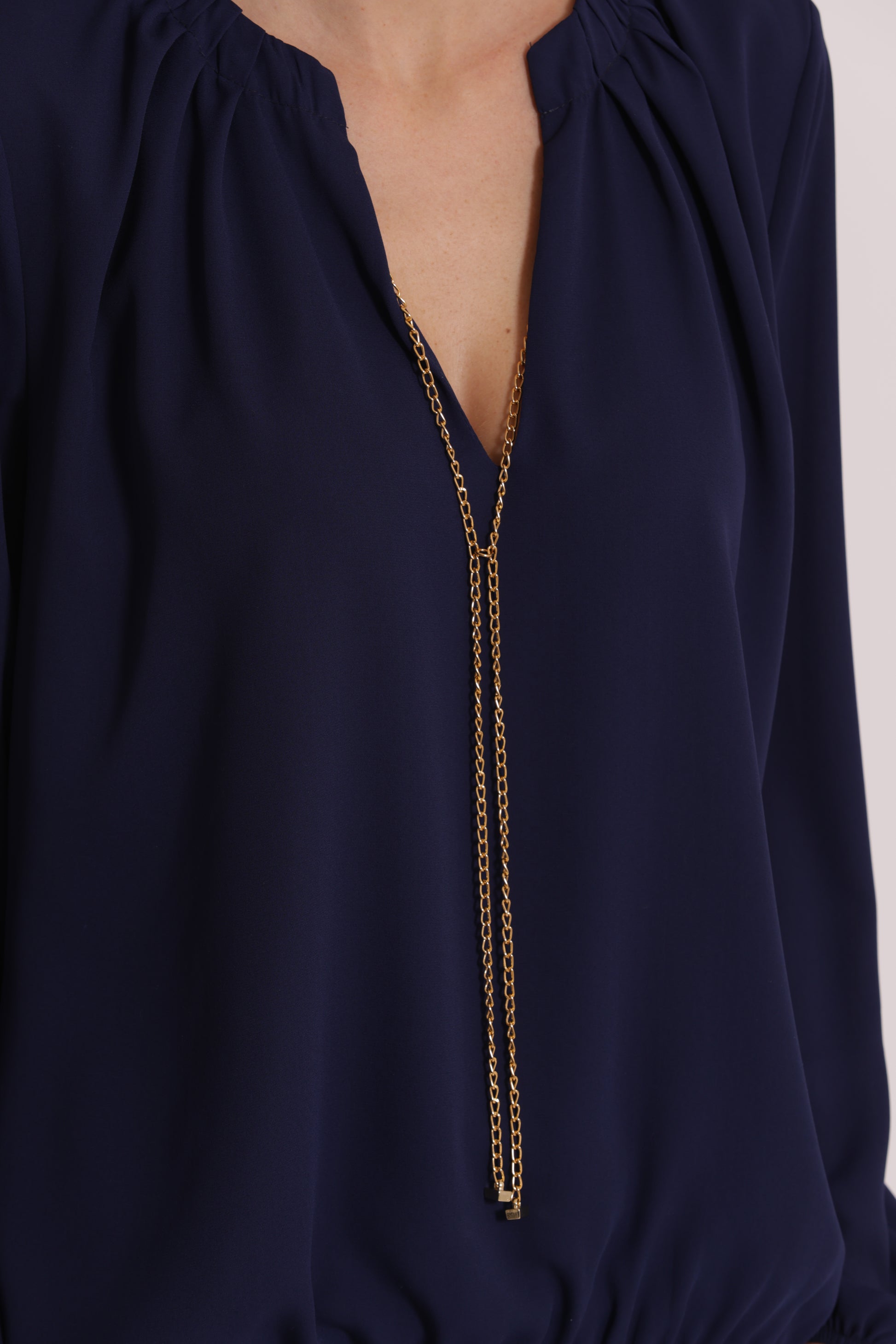 BLUSA CON DETTAGLIO CATENA REMOVIBILE