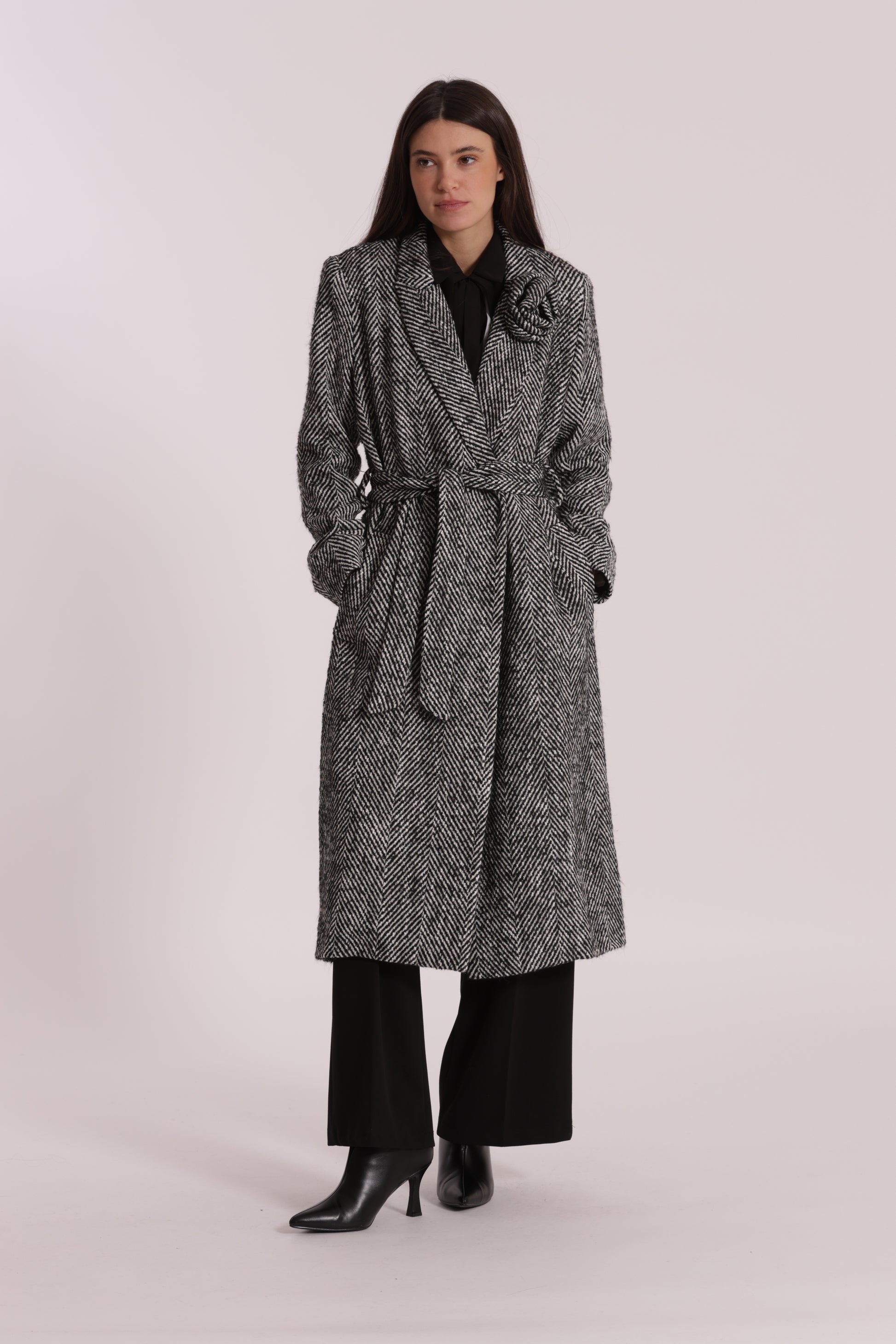 CAPPOTTO LUNGO SPIGATO CON FIORE SU COLLO