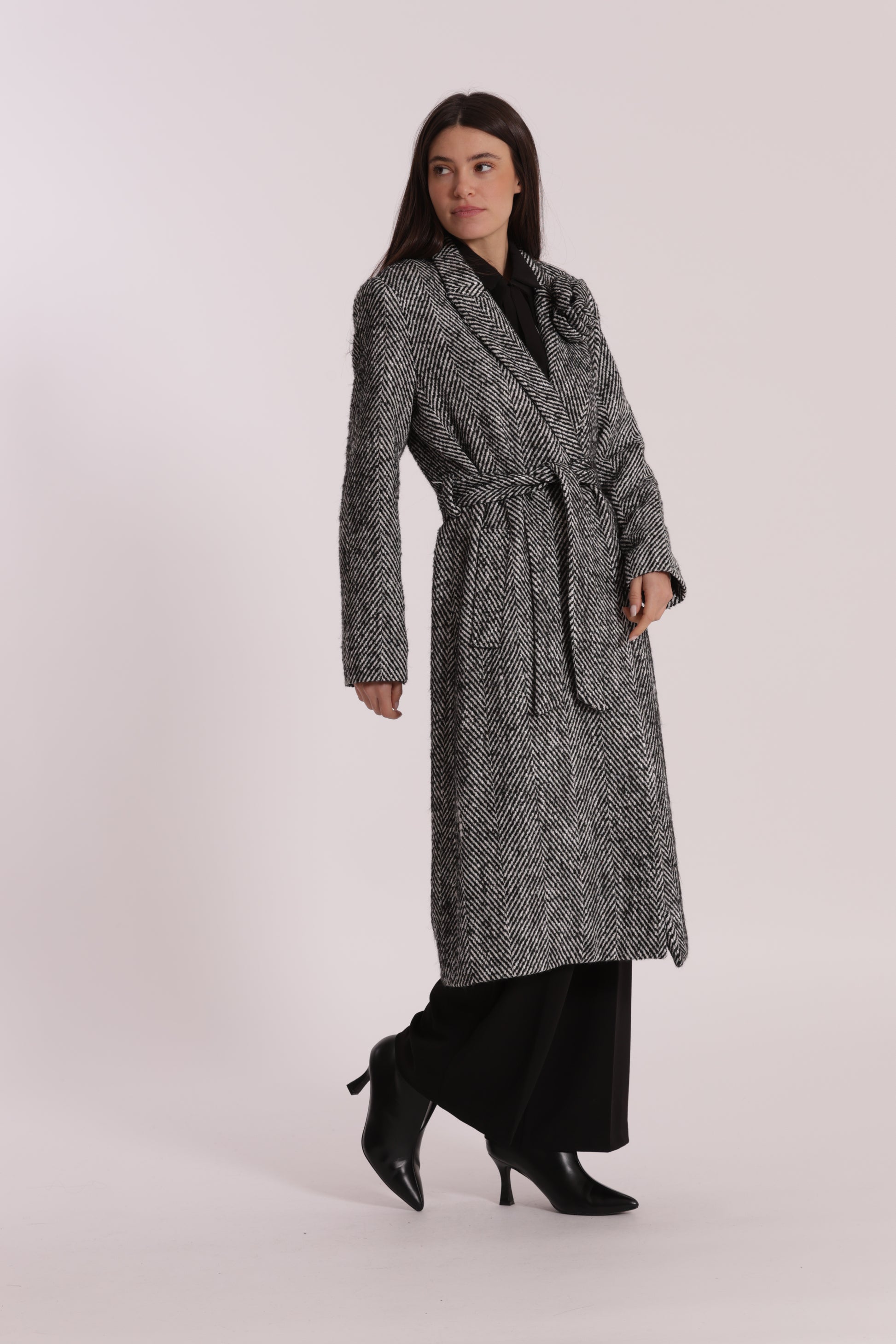 CAPPOTTO LUNGO SPIGATO CON FIORE SU COLLO