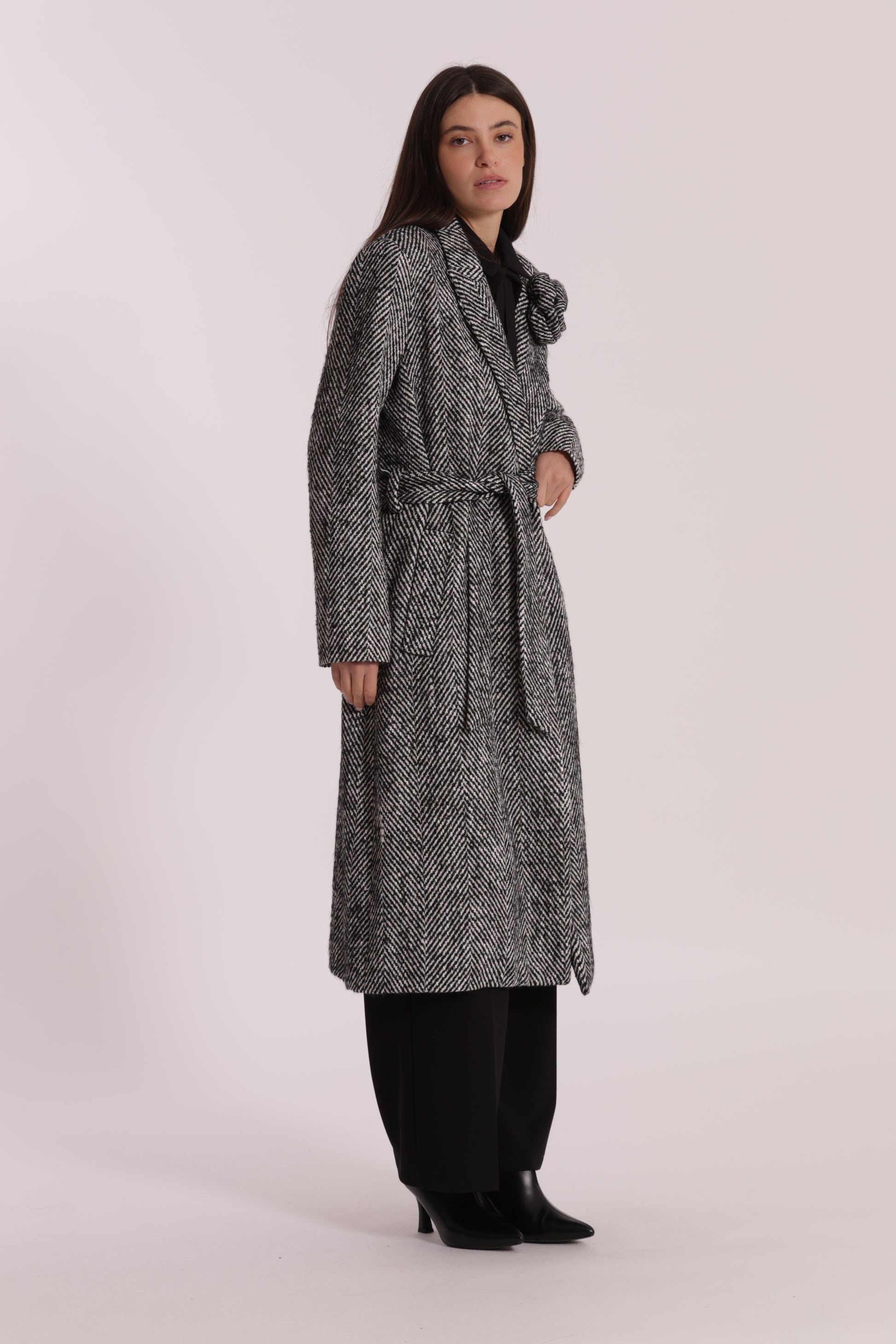 CAPPOTTO LUNGO SPIGATO CON FIORE SU COLLO