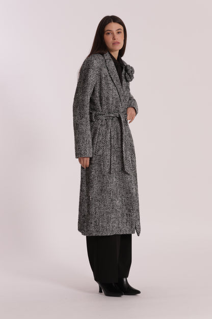 CAPPOTTO LUNGO SPIGATO CON FIORE SU COLLO