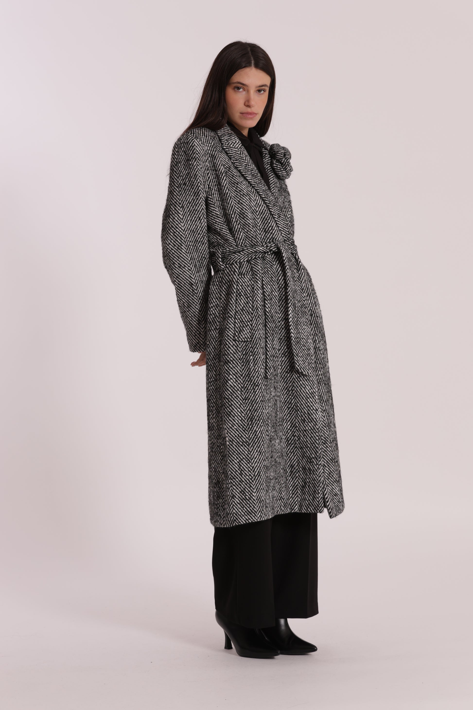 CAPPOTTO LUNGO SPIGATO CON FIORE SU COLLO