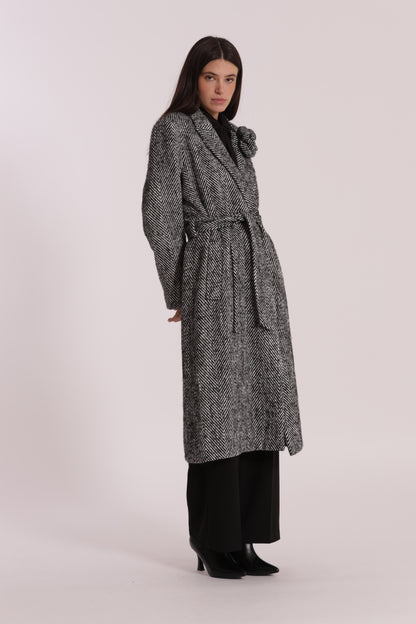 CAPPOTTO LUNGO SPIGATO CON FIORE SU COLLO