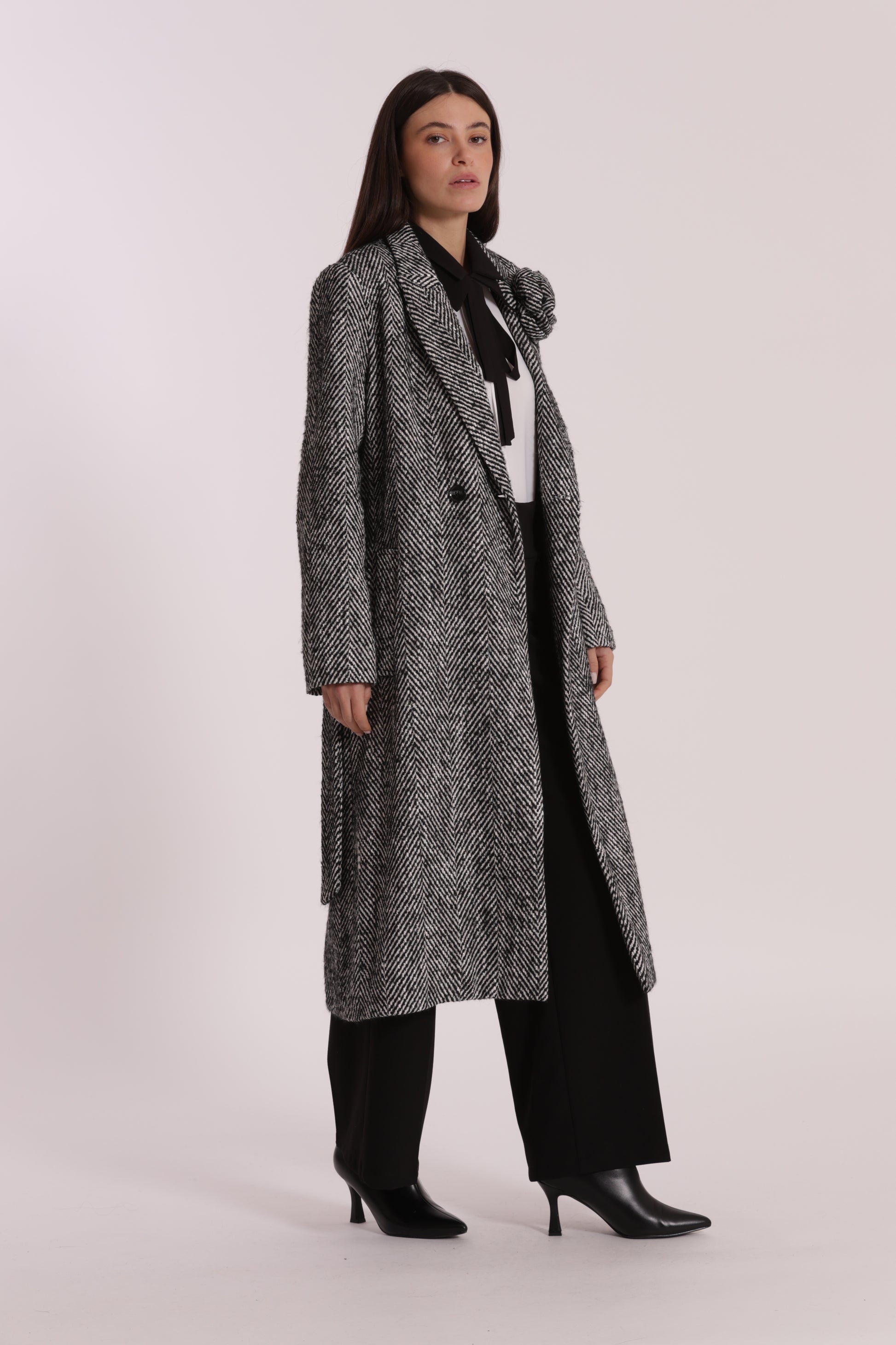 CAPPOTTO LUNGO SPIGATO CON FIORE SU COLLO