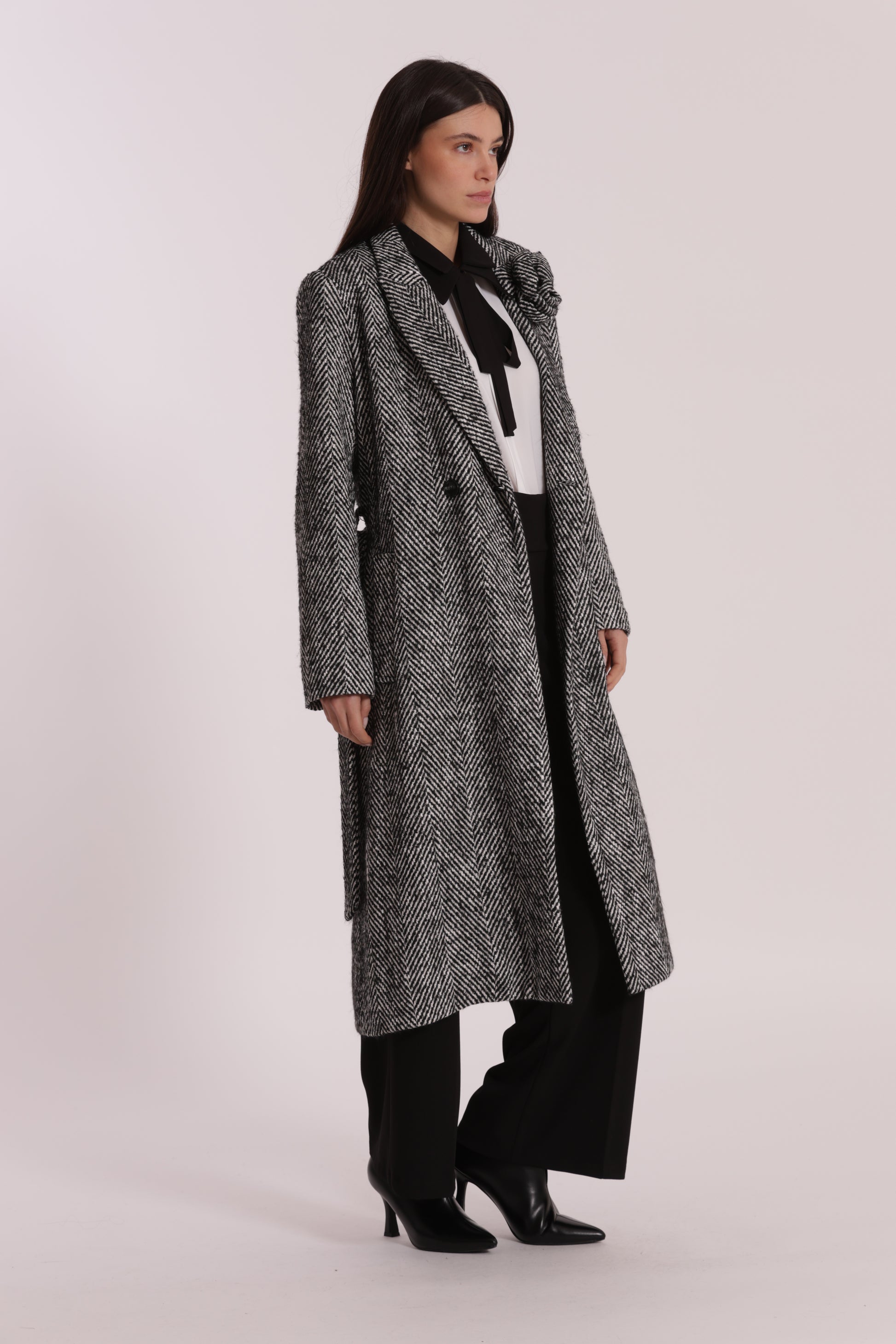 CAPPOTTO LUNGO SPIGATO CON FIORE SU COLLO