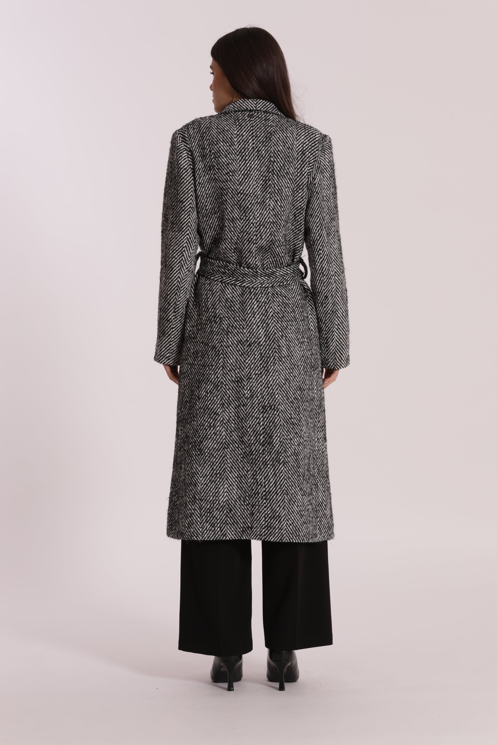 CAPPOTTO LUNGO SPIGATO CON FIORE SU COLLO
