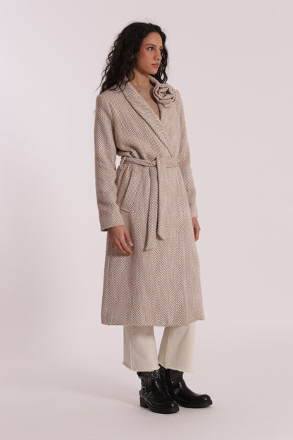 CAPPOTTO LUNGO SPIGATO CON FIORE SU COLLO