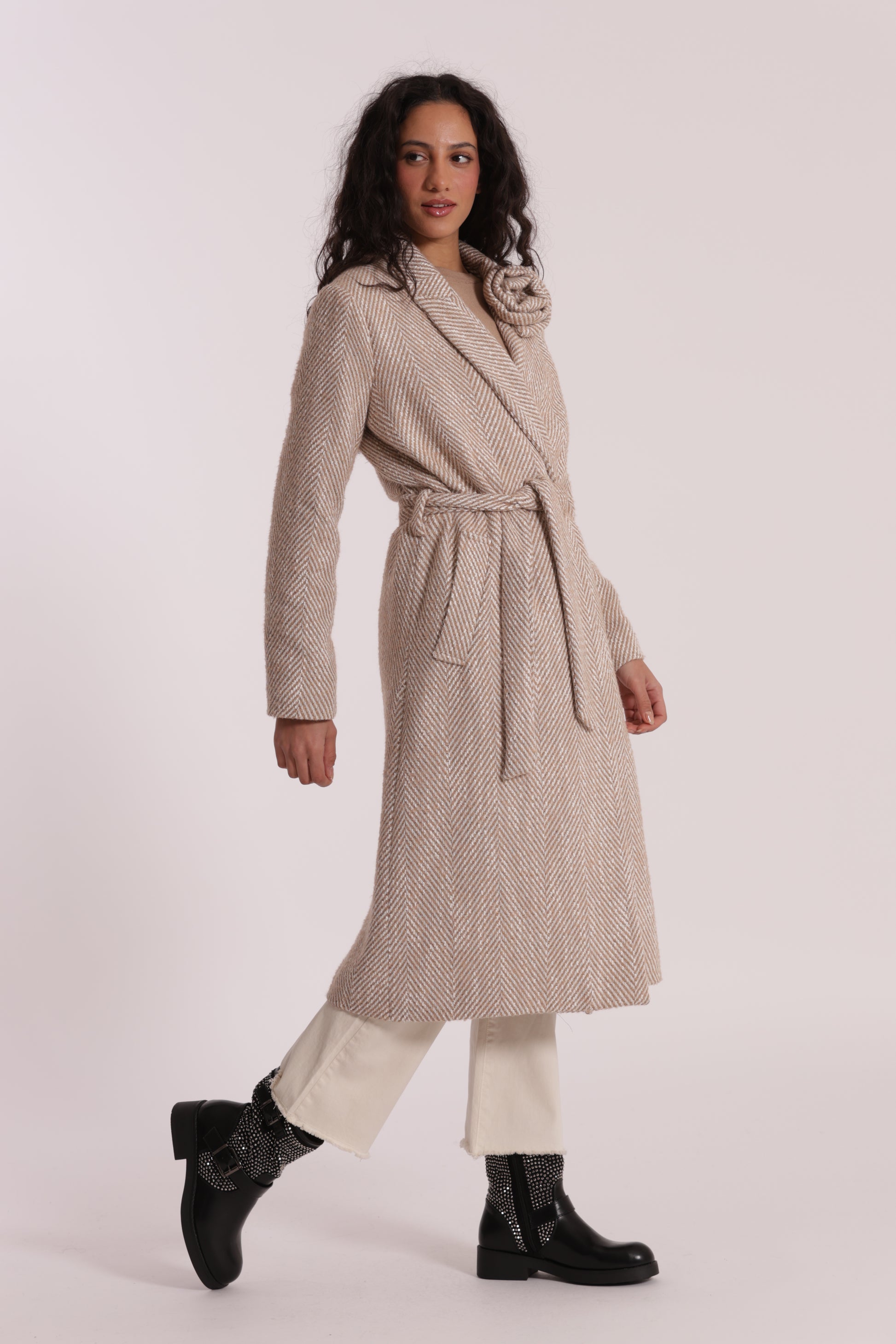 CAPPOTTO LUNGO SPIGATO CON FIORE SU COLLO