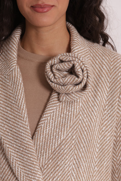 CAPPOTTO LUNGO SPIGATO CON FIORE SU COLLO