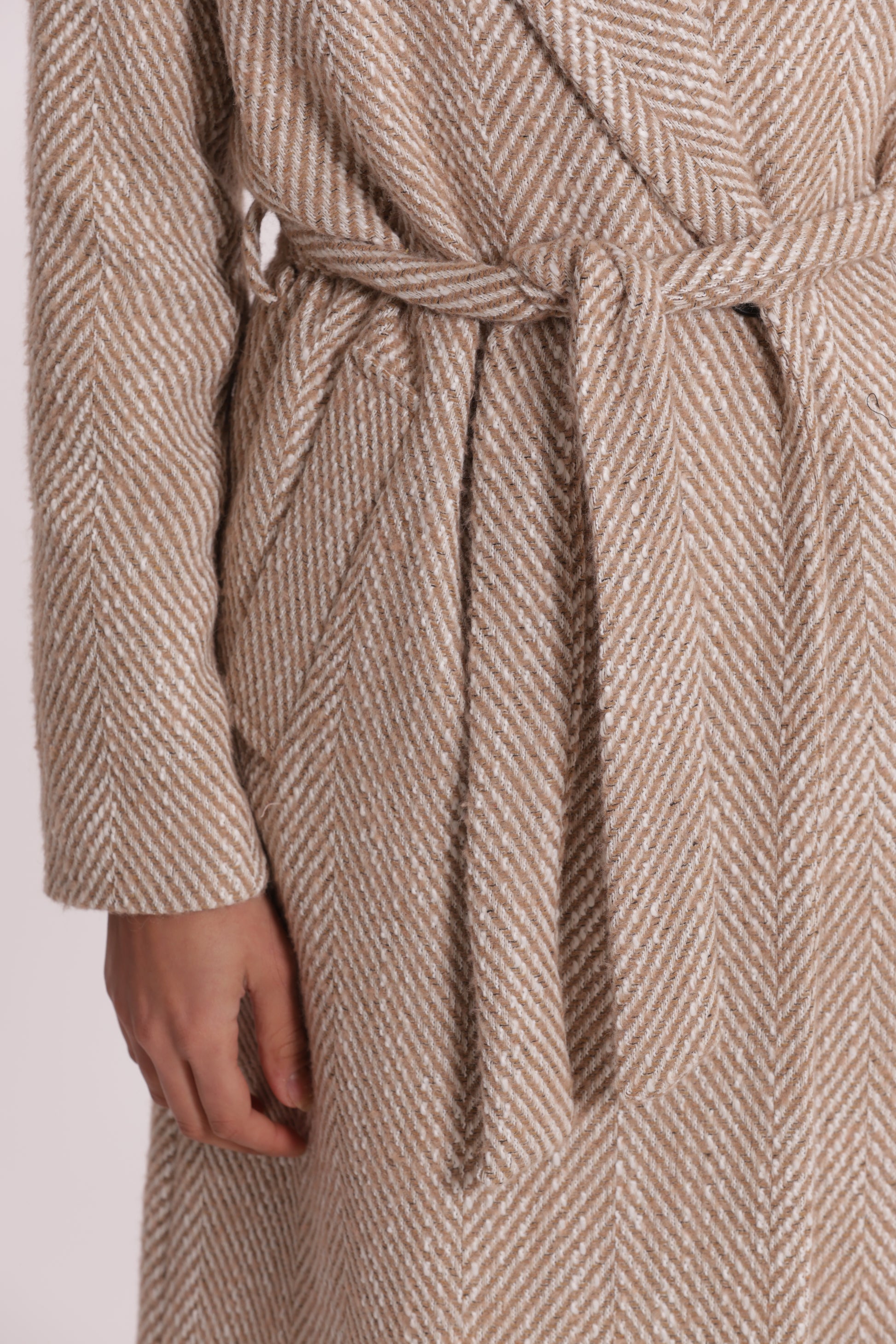CAPPOTTO LUNGO SPIGATO CON FIORE SU COLLO