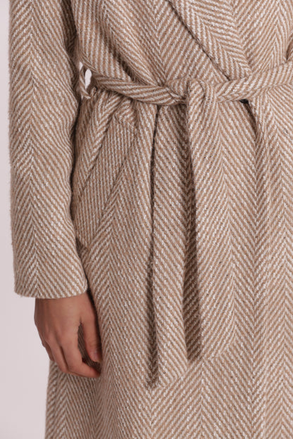 CAPPOTTO LUNGO SPIGATO CON FIORE SU COLLO