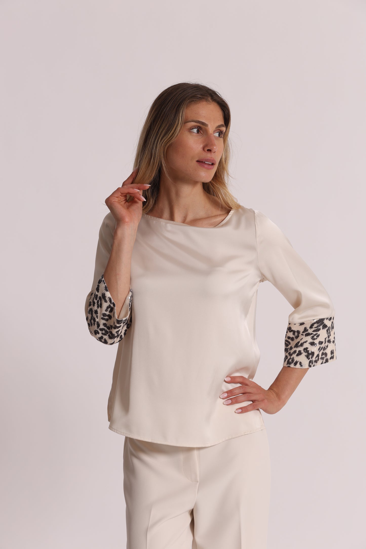 BLUSA CON PAILLETTES IN FANTASIA ANIMALIER
