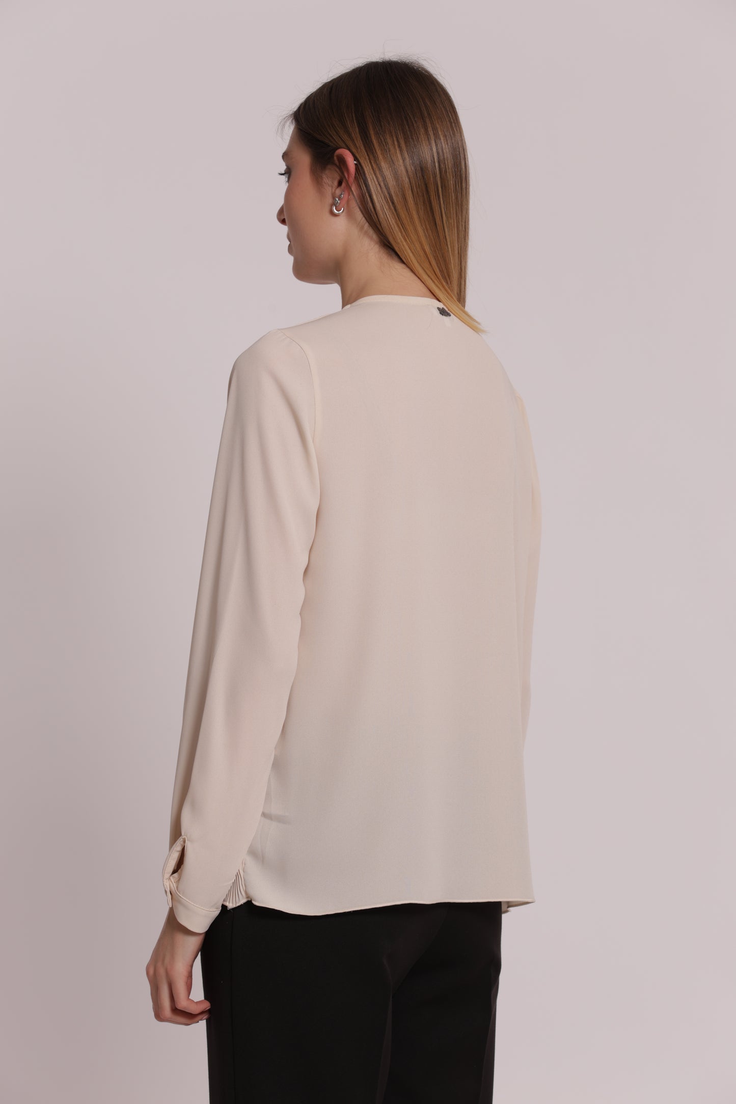 BLUSA CON APERTURA FRONTALE DIAGONALE