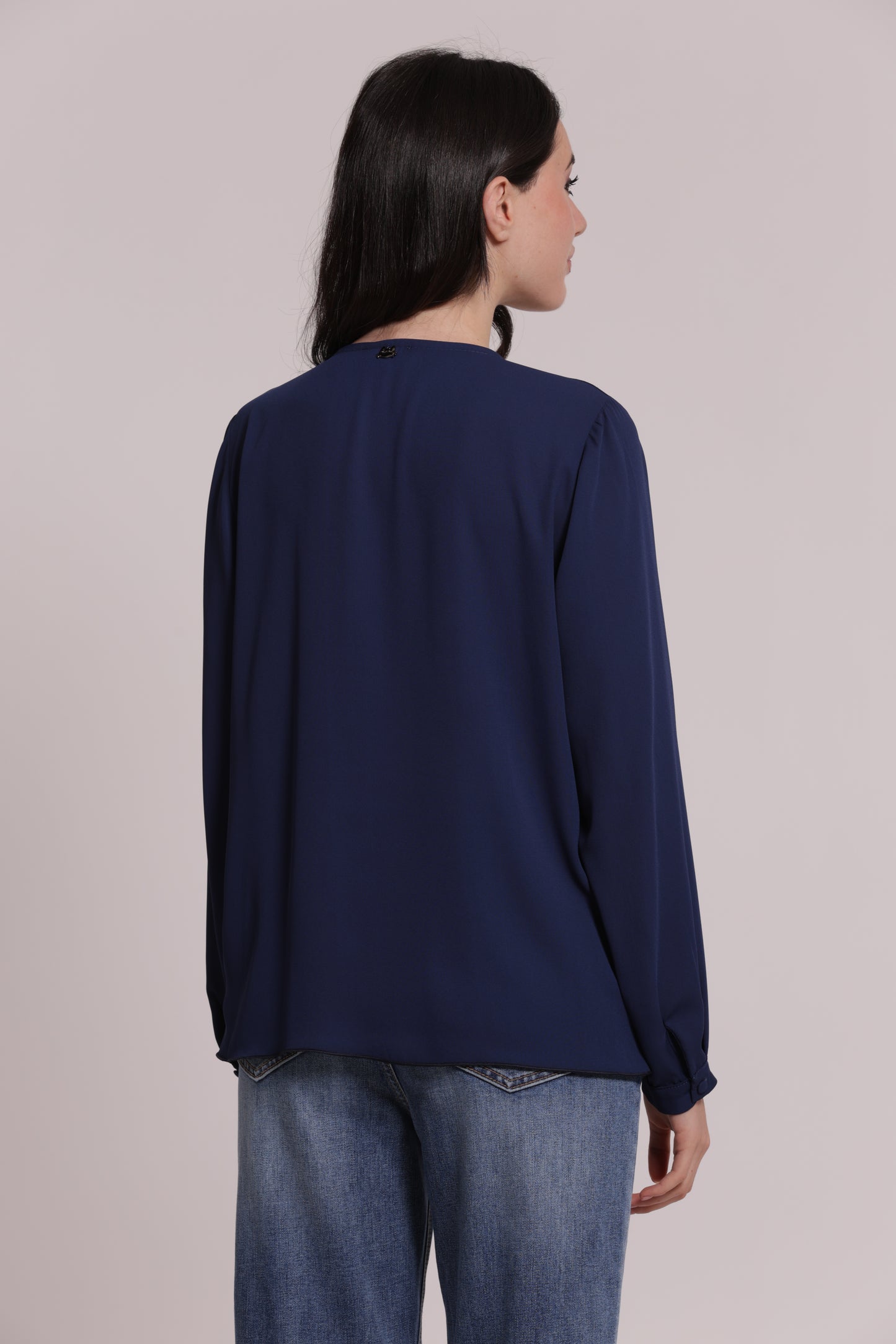 BLUSA CON APERTURA FRONTALE DIAGONALE