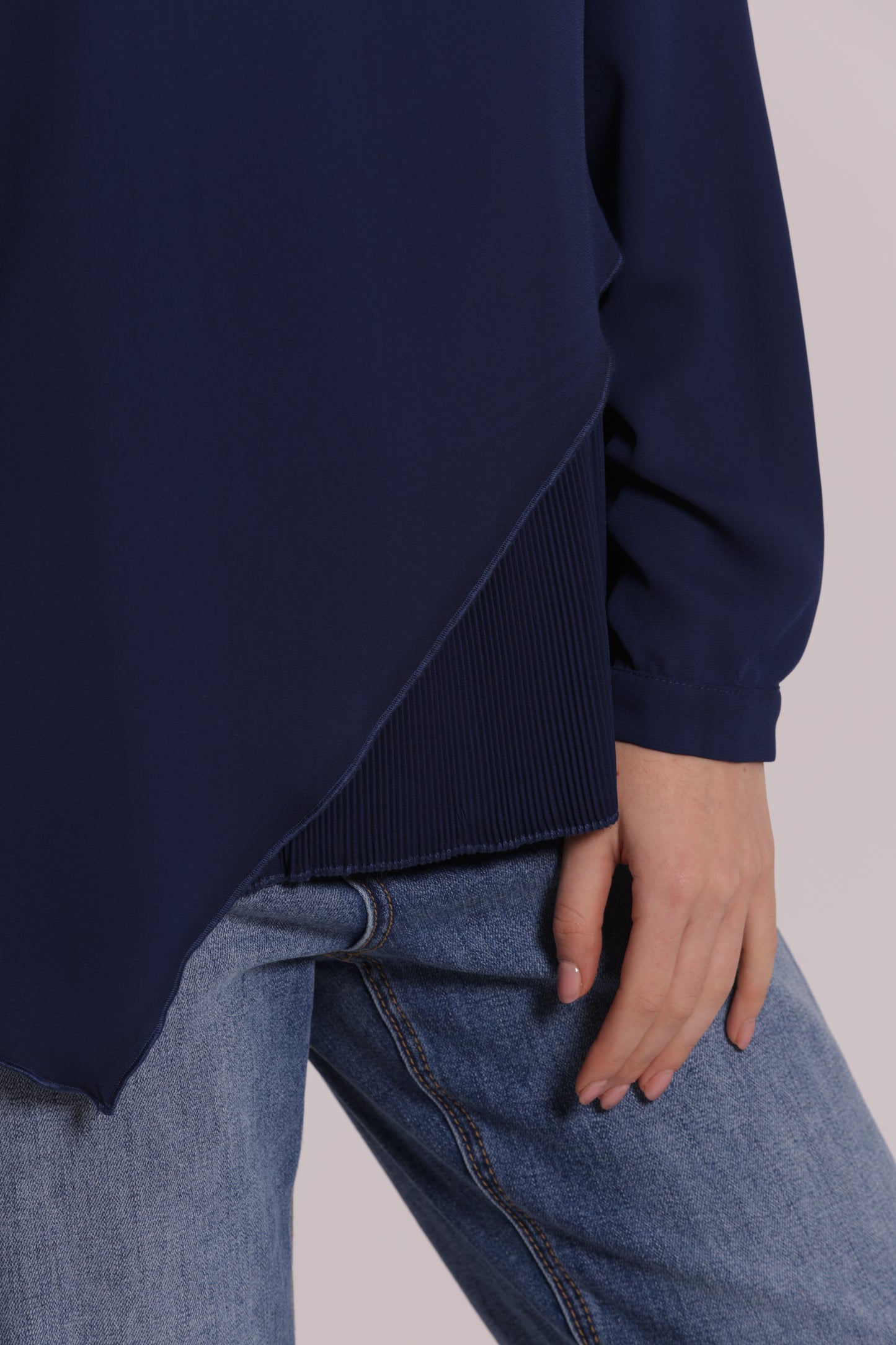 BLUSA CON APERTURA FRONTALE DIAGONALE
