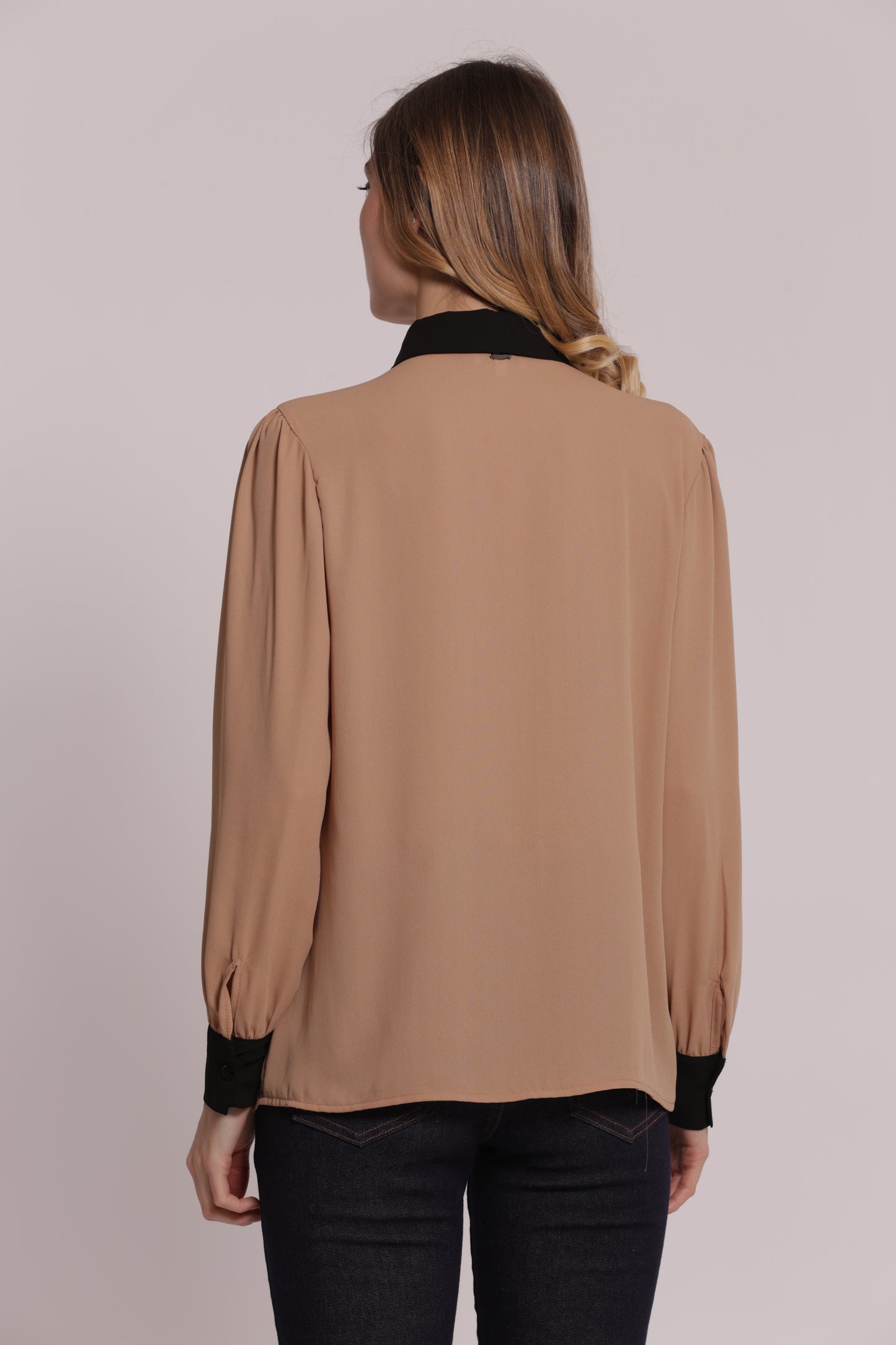 BLUSA CON CON COLLETTO E POLSINI A CONTRASTO