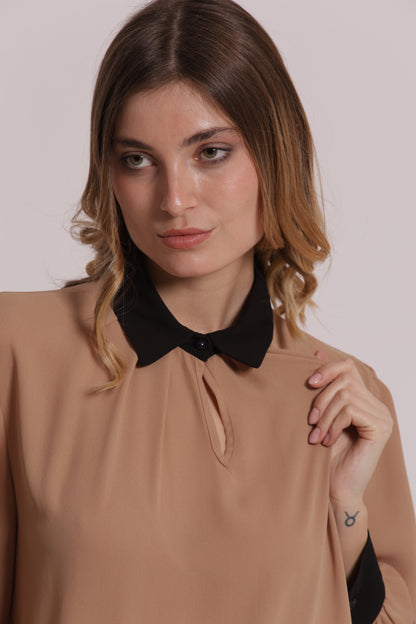BLUSA CON CON COLLETTO E POLSINI A CONTRASTO