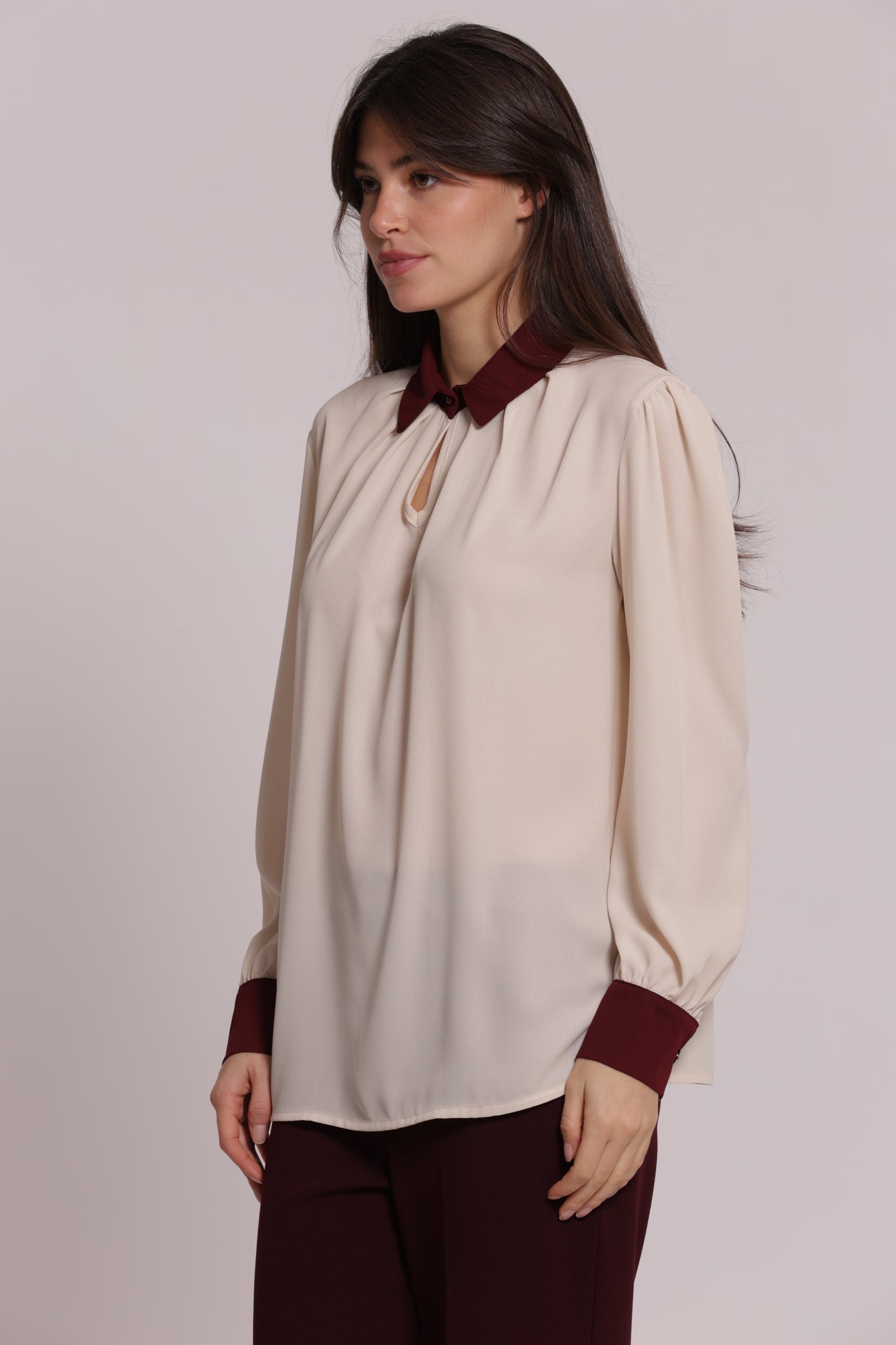 BLUSA CON CON COLLETTO E POLSINI A CONTRASTO