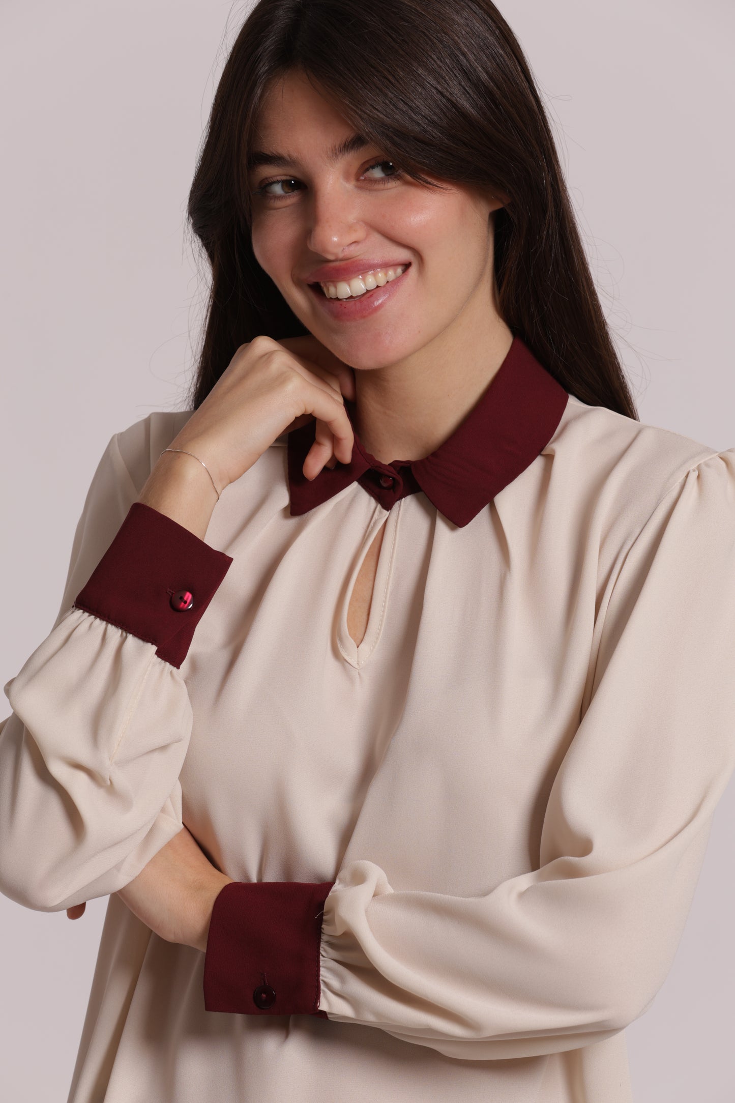 BLUSA CON CON COLLETTO E POLSINI A CONTRASTO