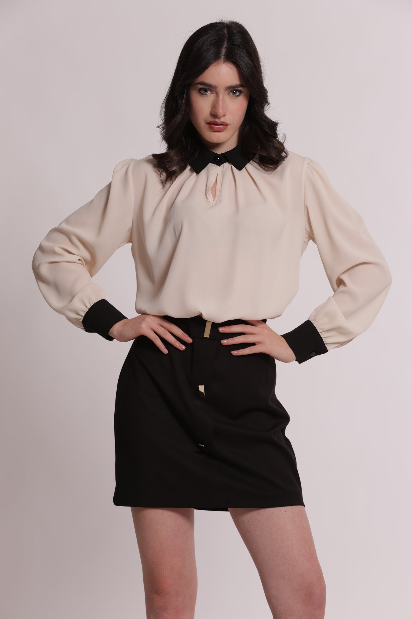 BLUSA CON CON COLLETTO E POLSINI A CONTRASTO