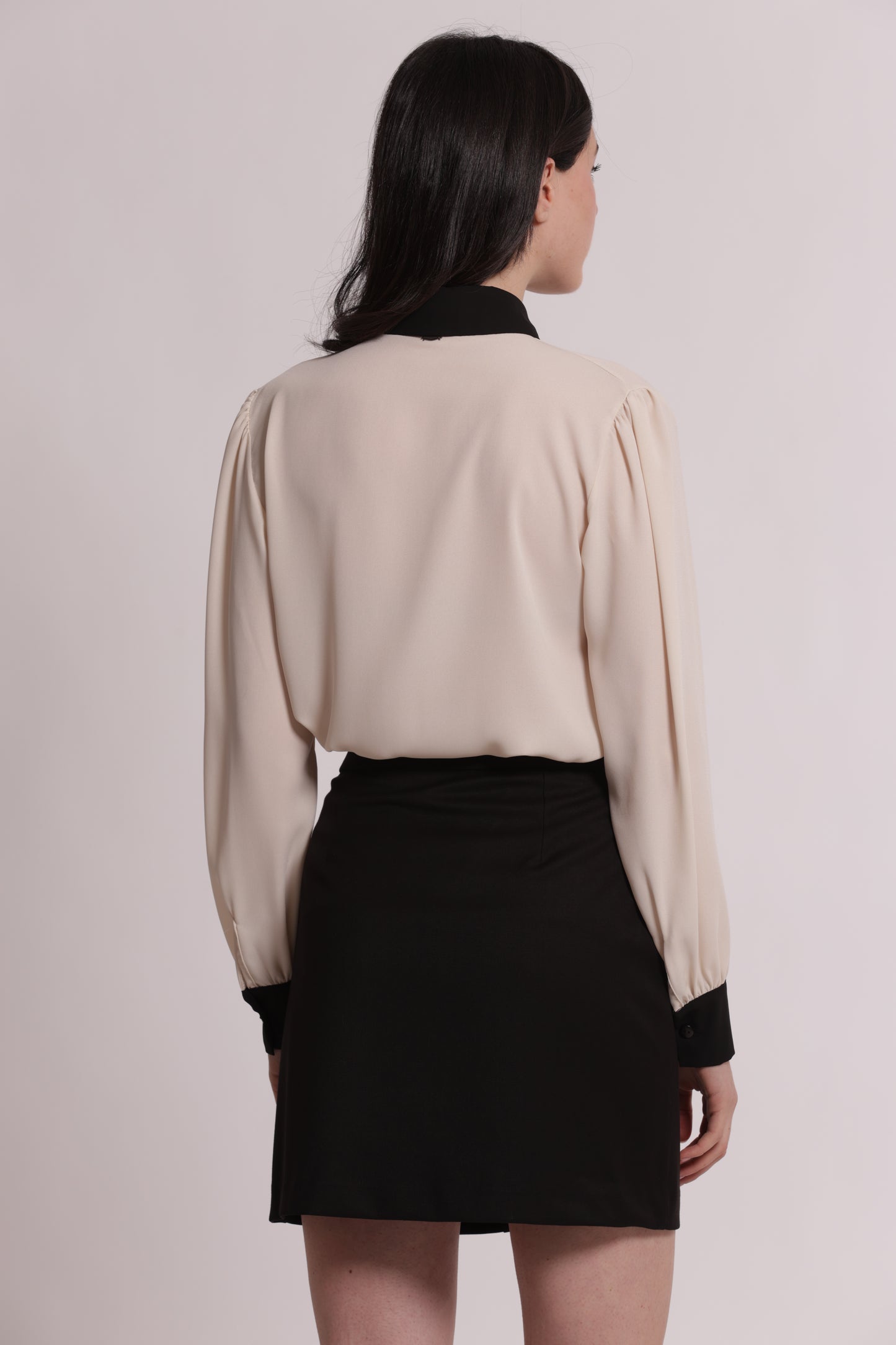 BLUSA CON CON COLLETTO E POLSINI A CONTRASTO