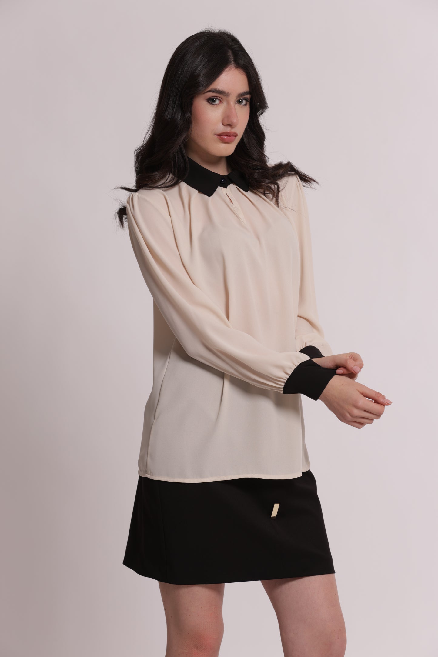 BLUSA CON CON COLLETTO E POLSINI A CONTRASTO