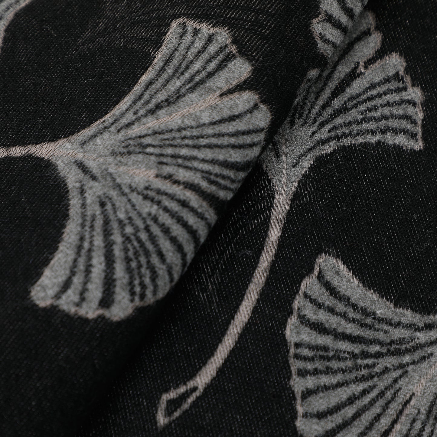 SCIARPA CON FOGLIE GINKGO