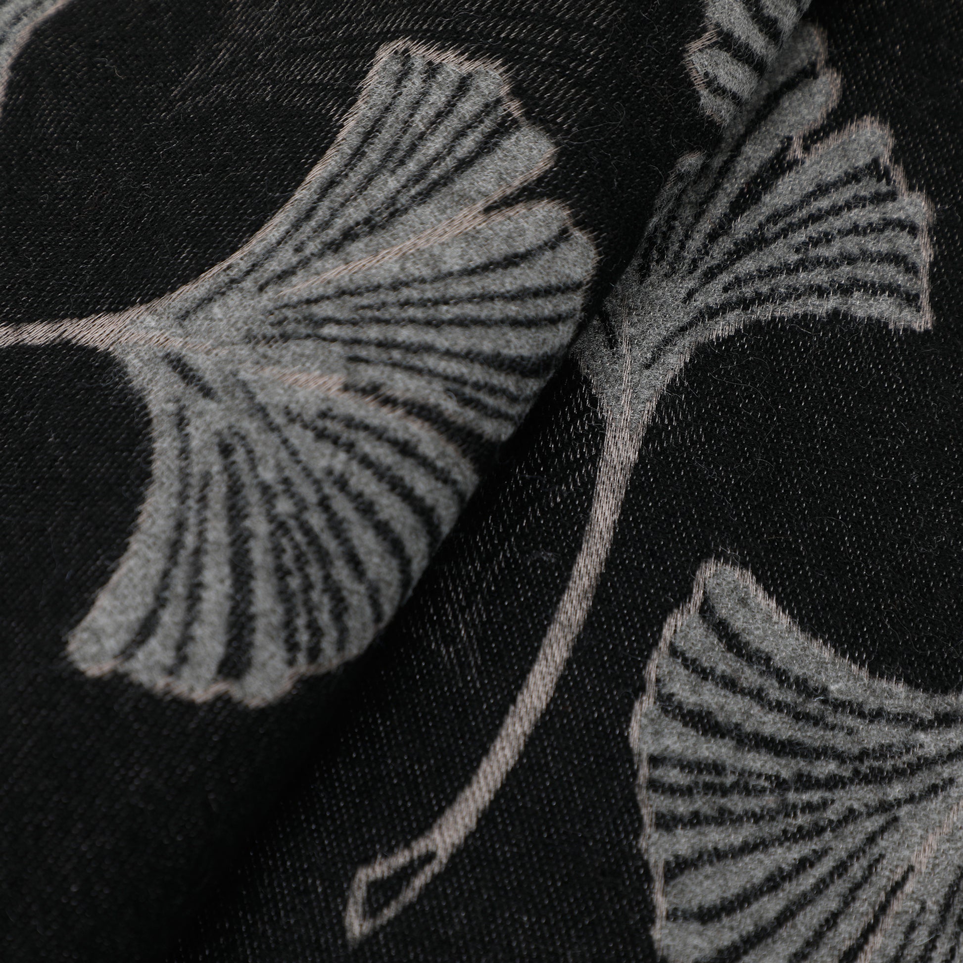 SCIARPA CON FOGLIE GINKGO
