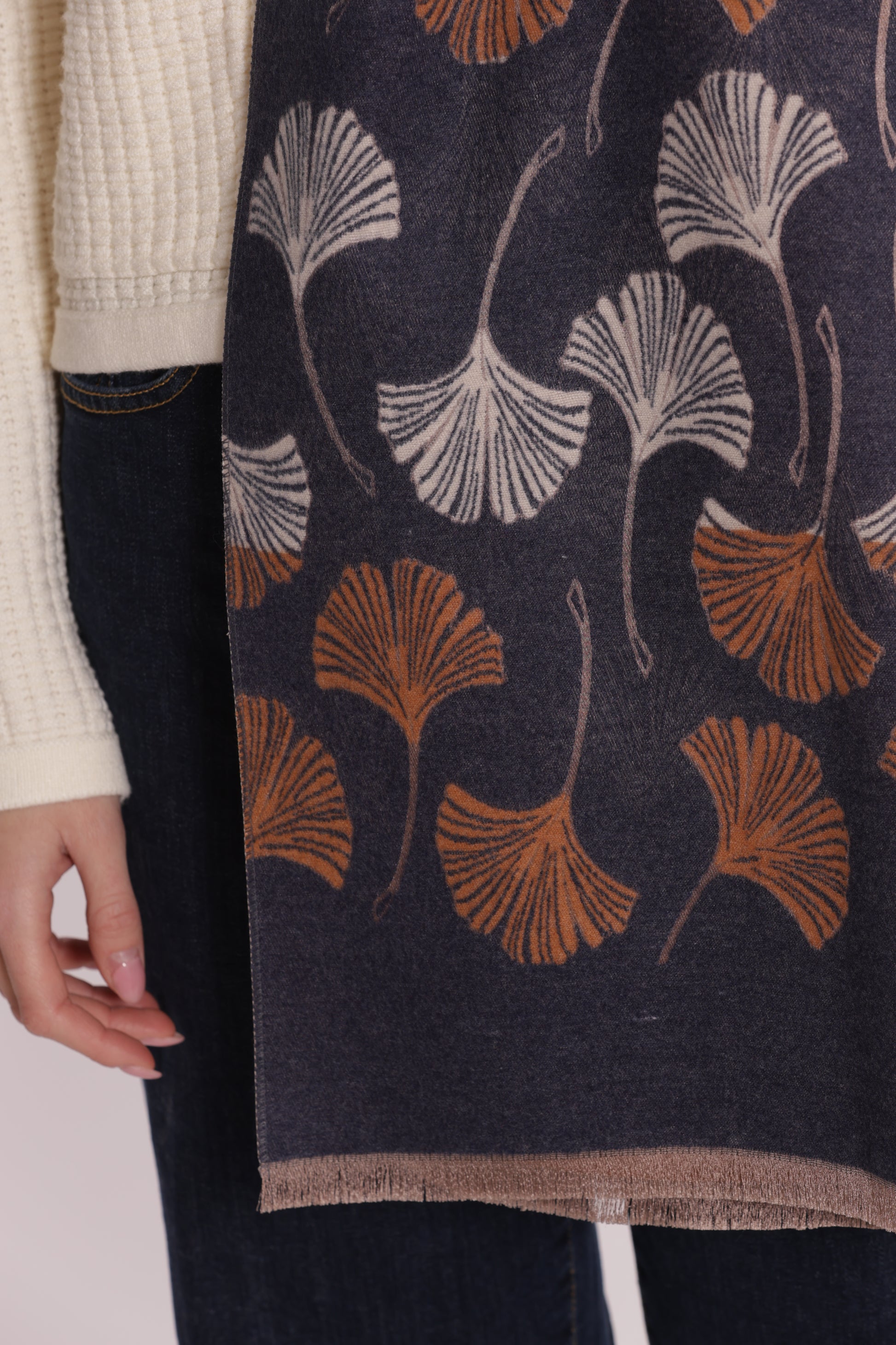 SCIARPA CON FOGLIE GINKGO