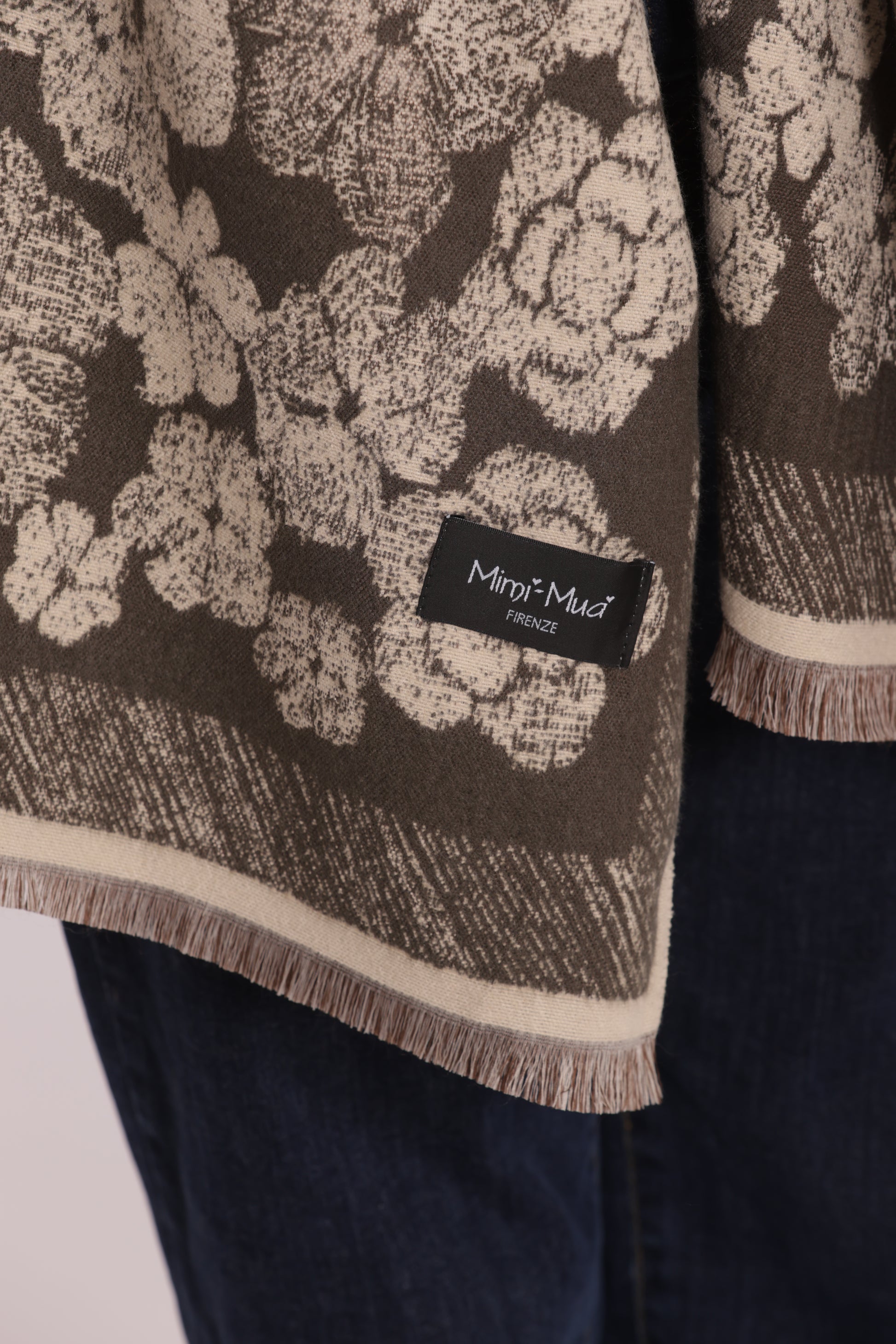SCIARPA CON FIORI E CORNICE