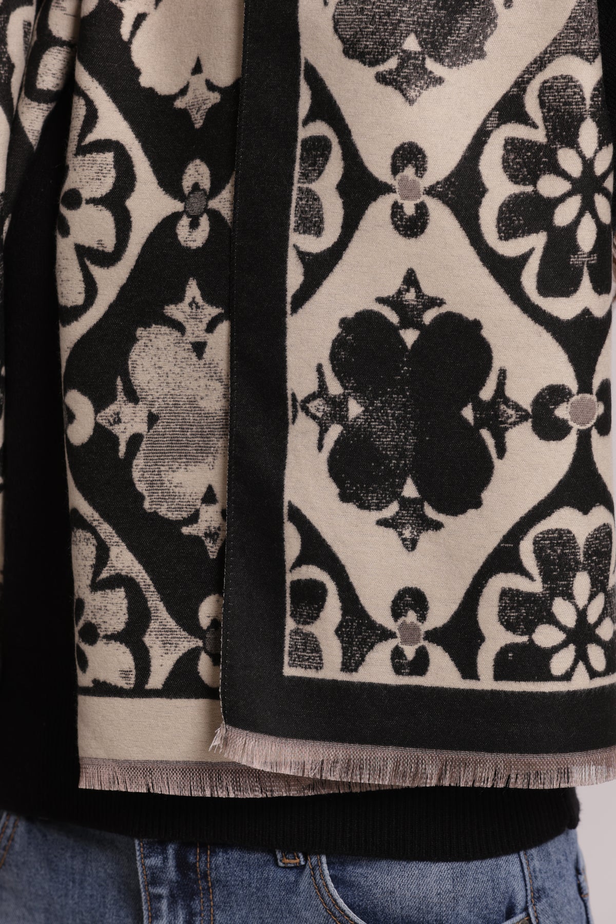 SCIARPA CON ORNAMENTI E FIORI ASTRATTI