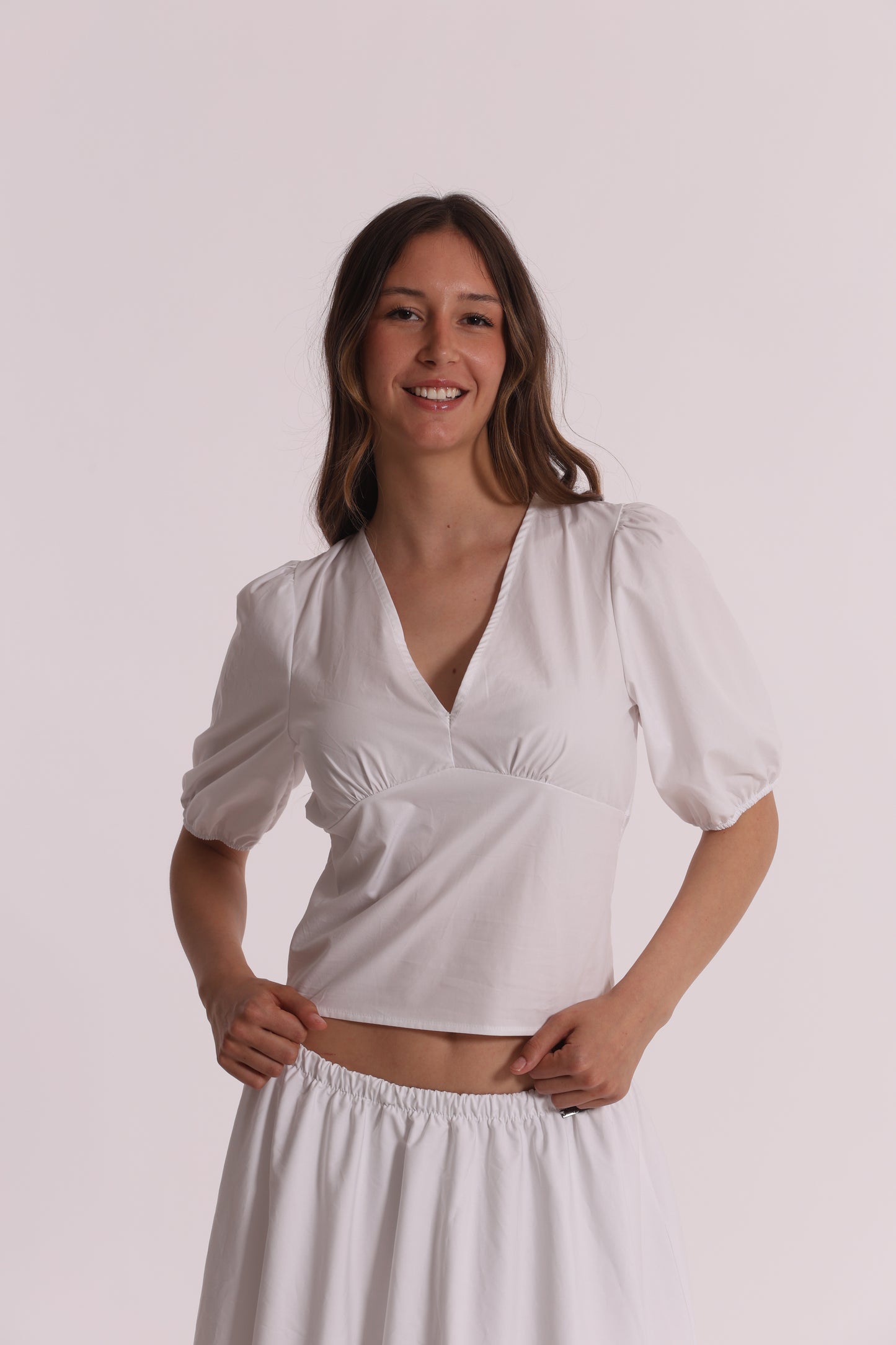 BLUSA CROPPED CON SCOLLO A V