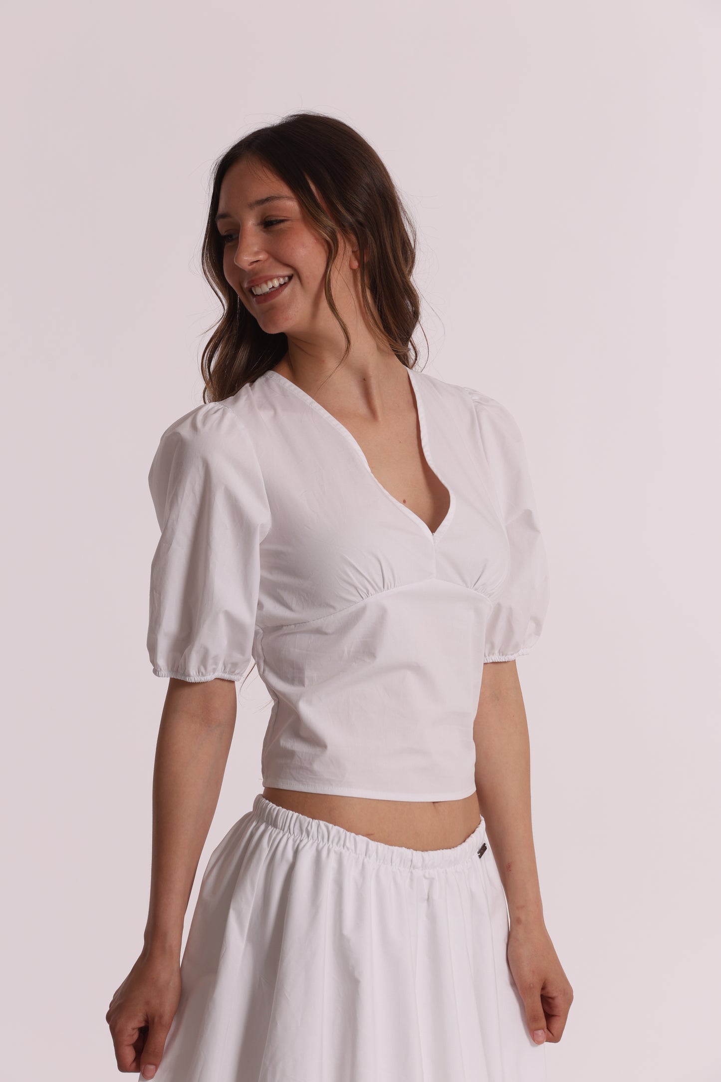 BLUSA CROPPED CON SCOLLO A V