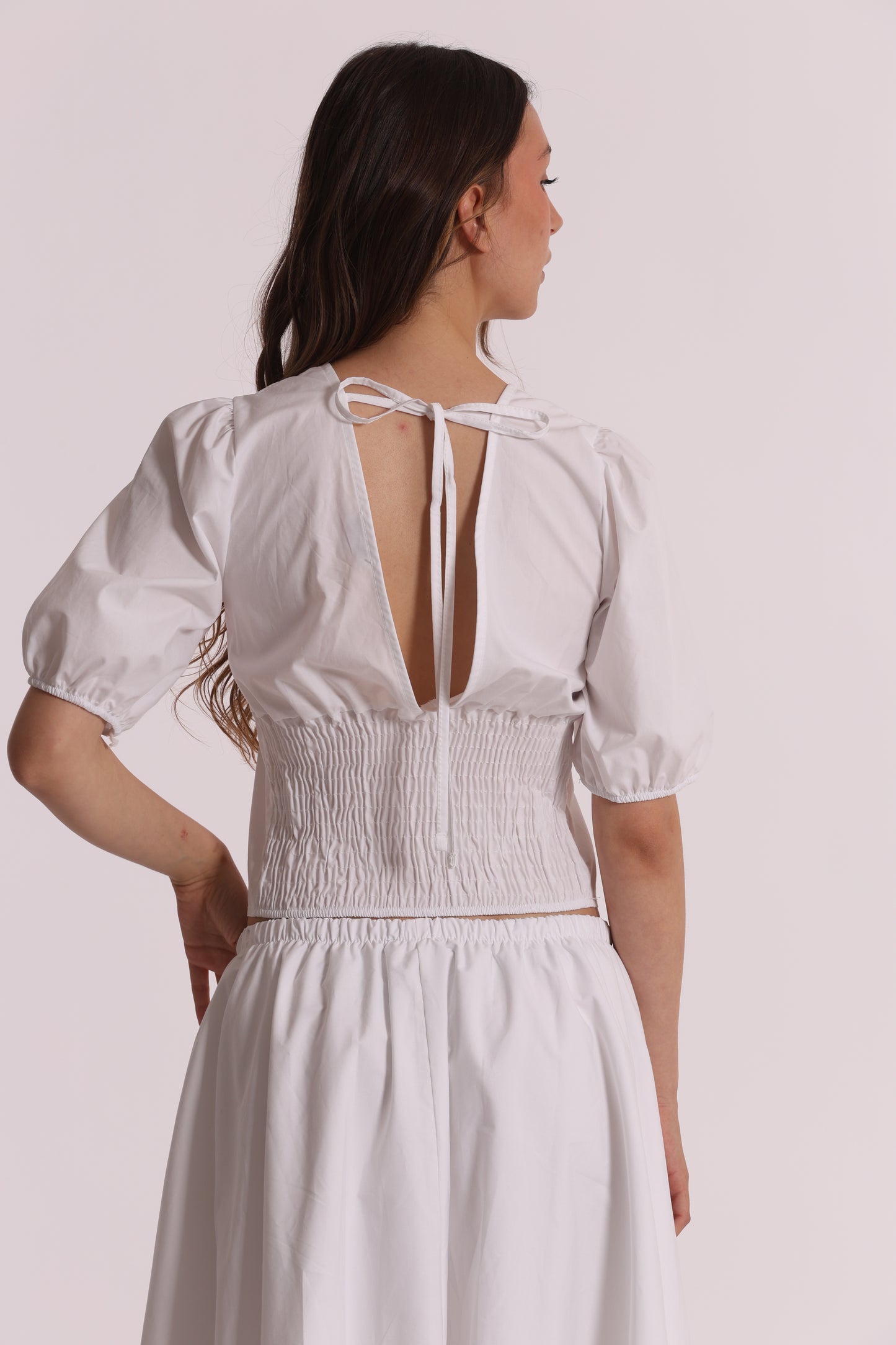 BLUSA CROPPED CON SCOLLO A V