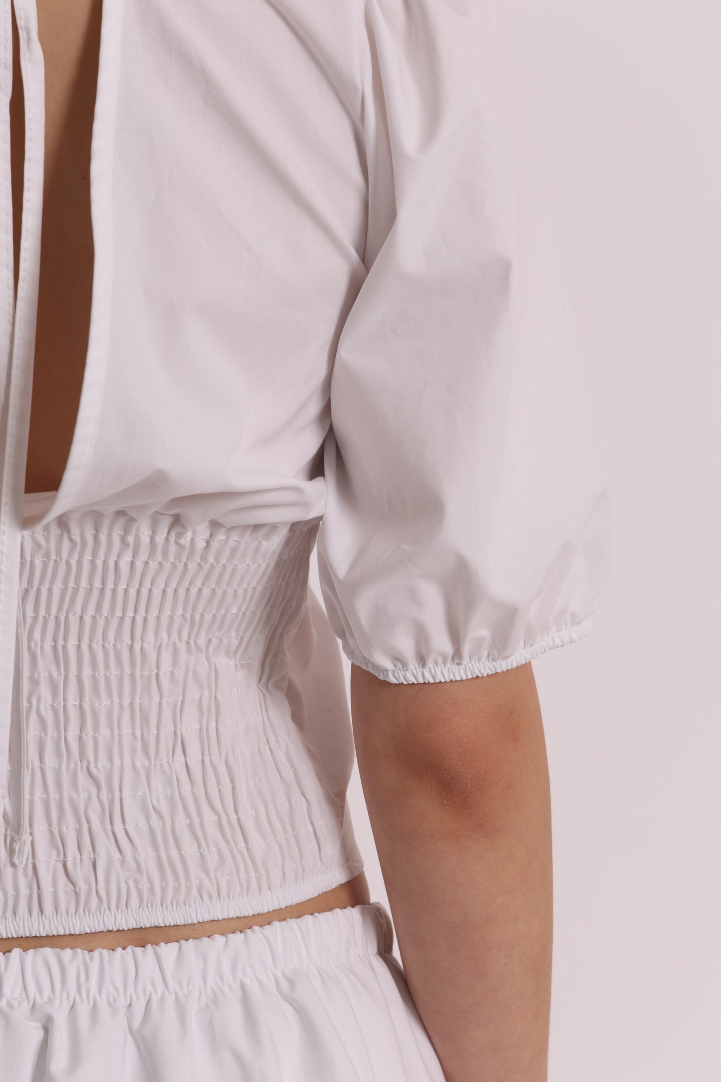 BLUSA CROPPED CON SCOLLO A V