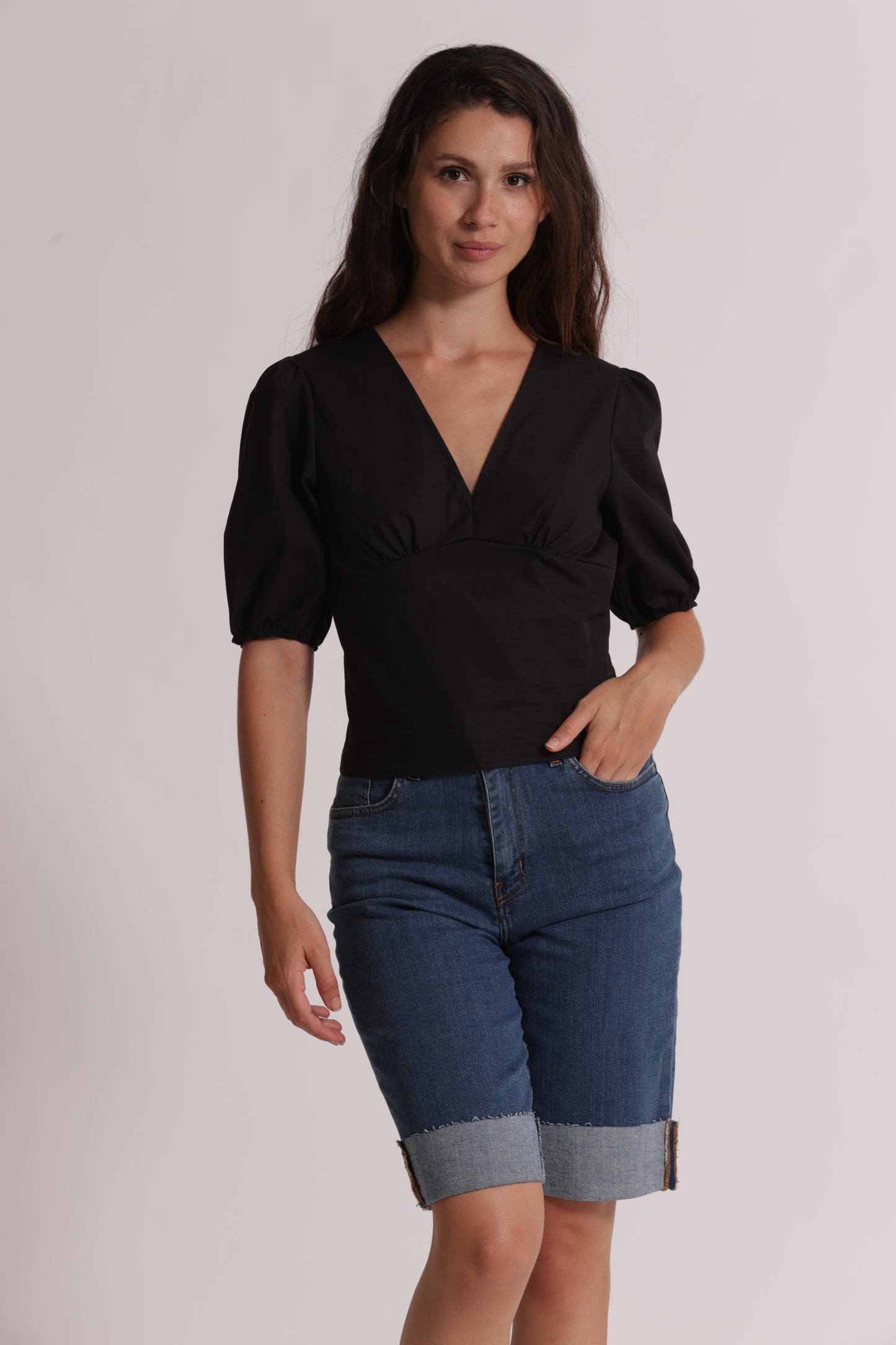 BLUSA CROPPED CON SCOLLO A V