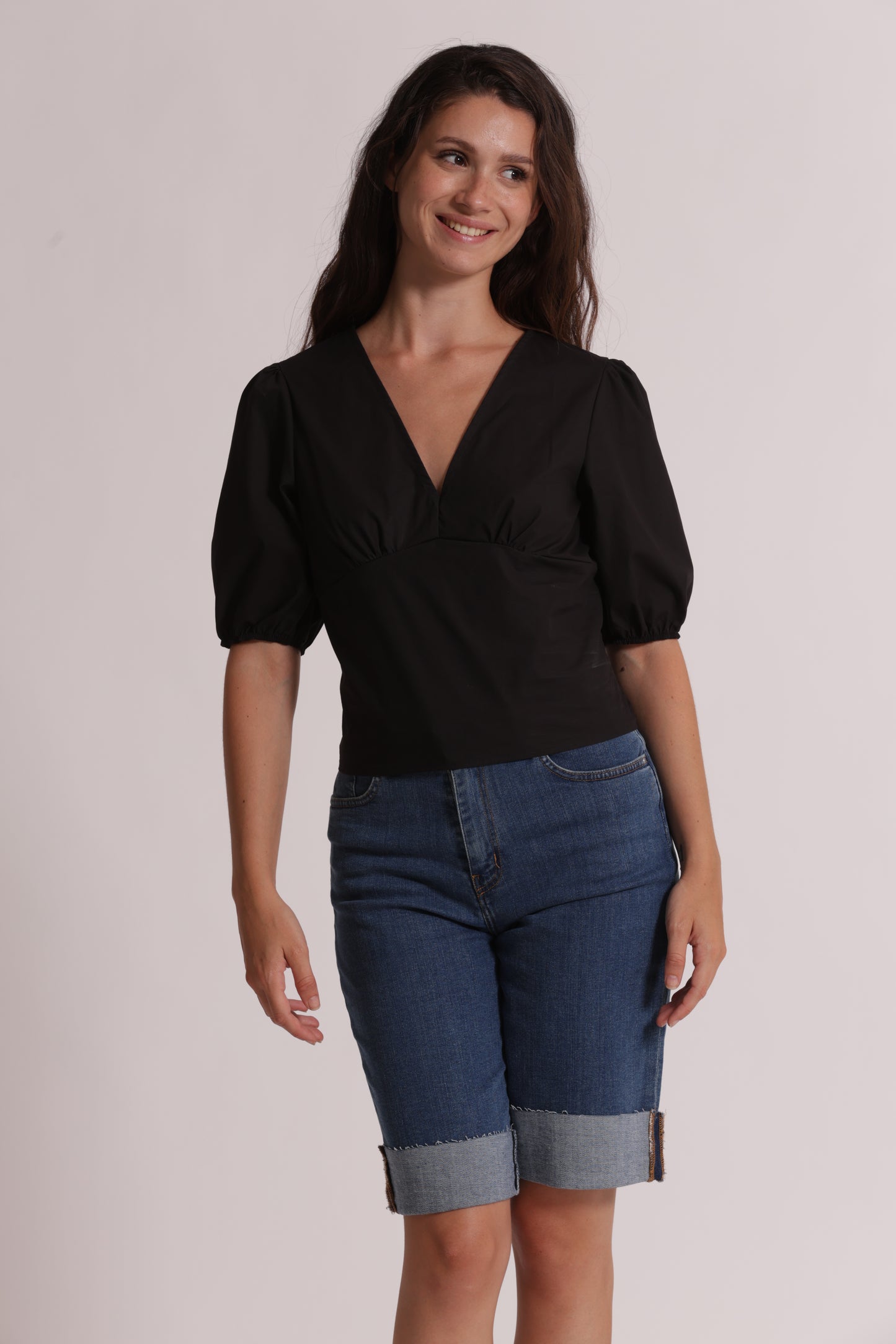 BLUSA CROPPED CON SCOLLO A V
