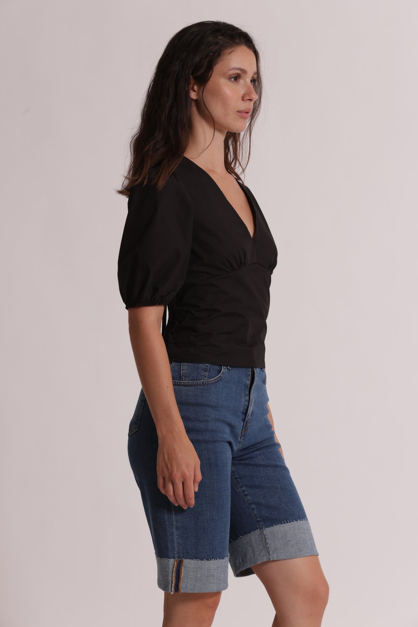 BLUSA CROPPED CON SCOLLO A V