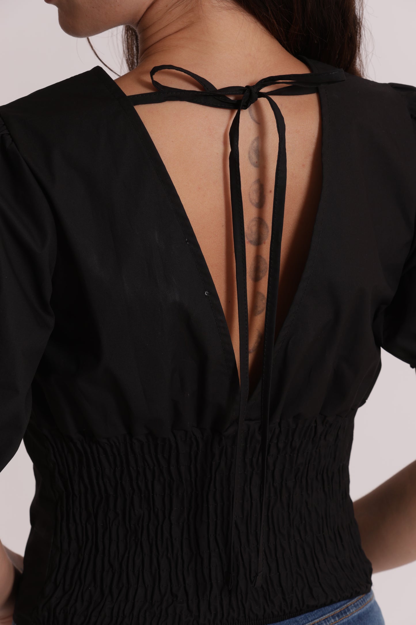 BLUSA CROPPED CON SCOLLO A V