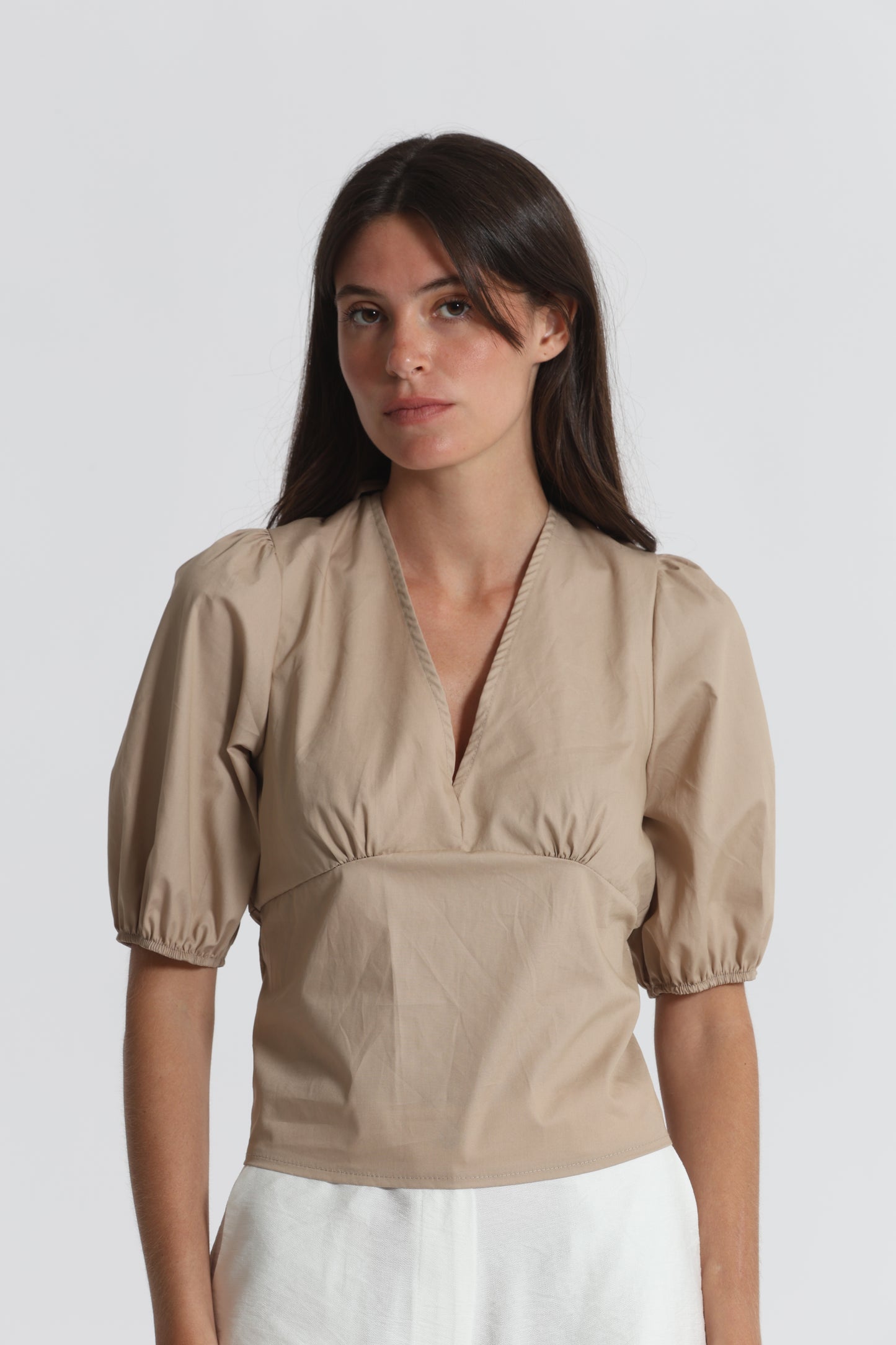 BLUSA CROPPED CON SCOLLO A V