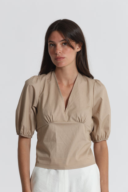 BLUSA CROPPED CON SCOLLO A V