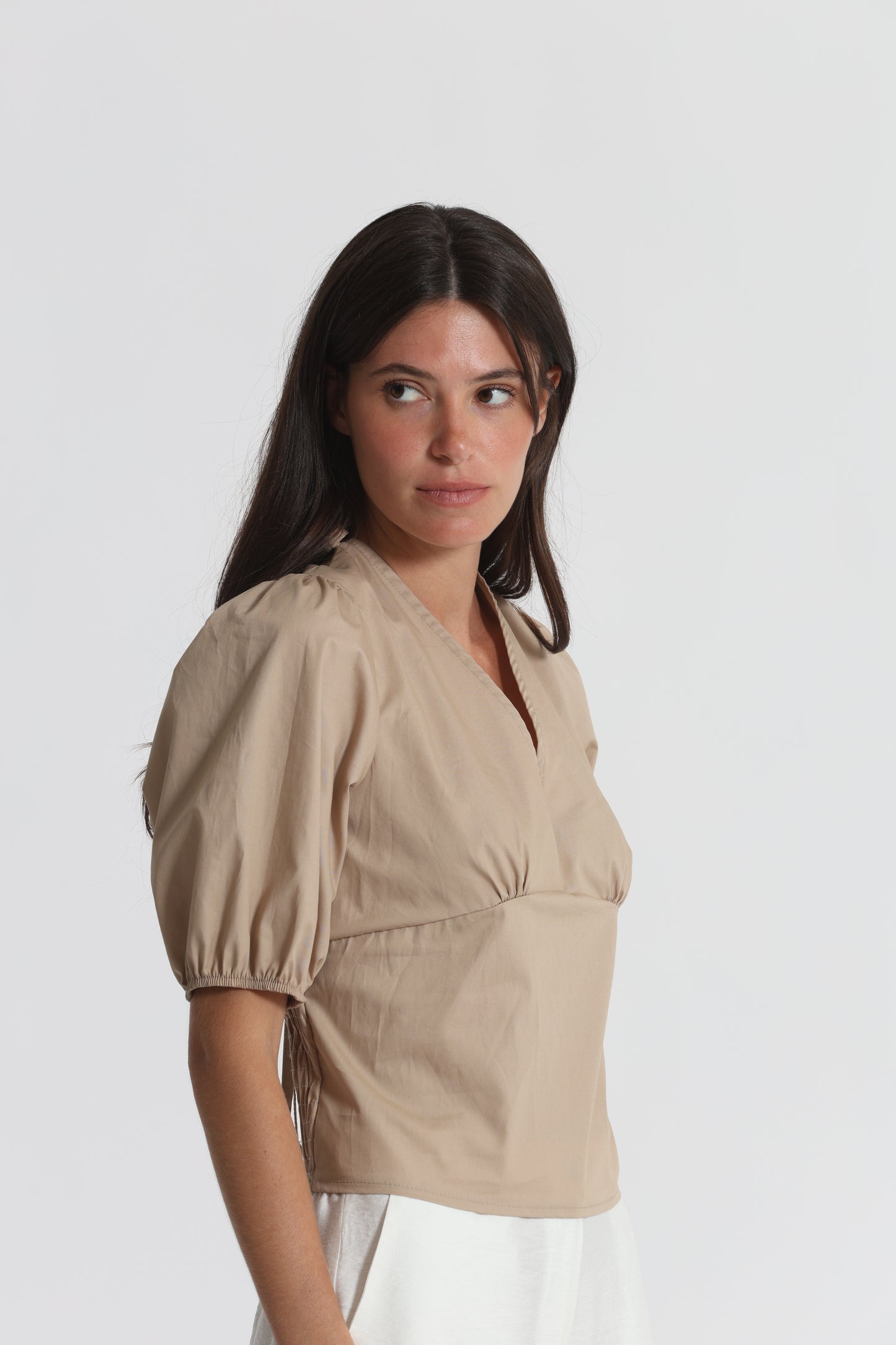 BLUSA CROPPED CON SCOLLO A V